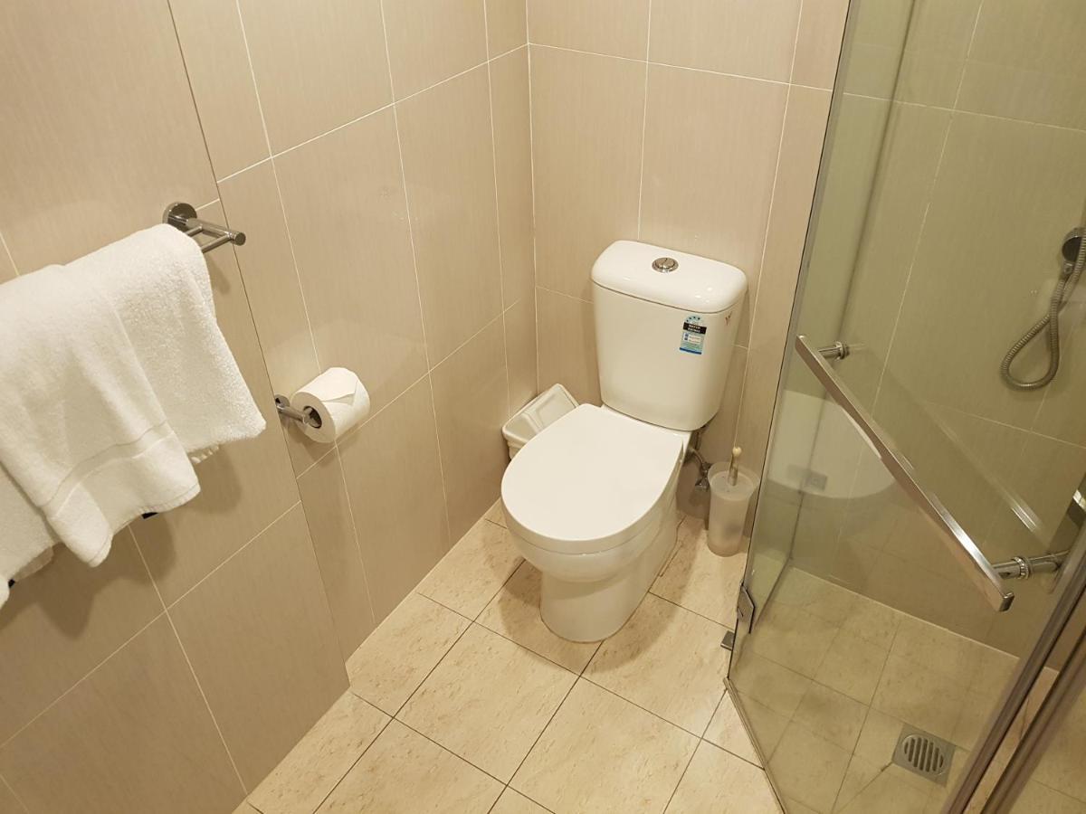 Small Budget Queen Room,1014812350:JPEG