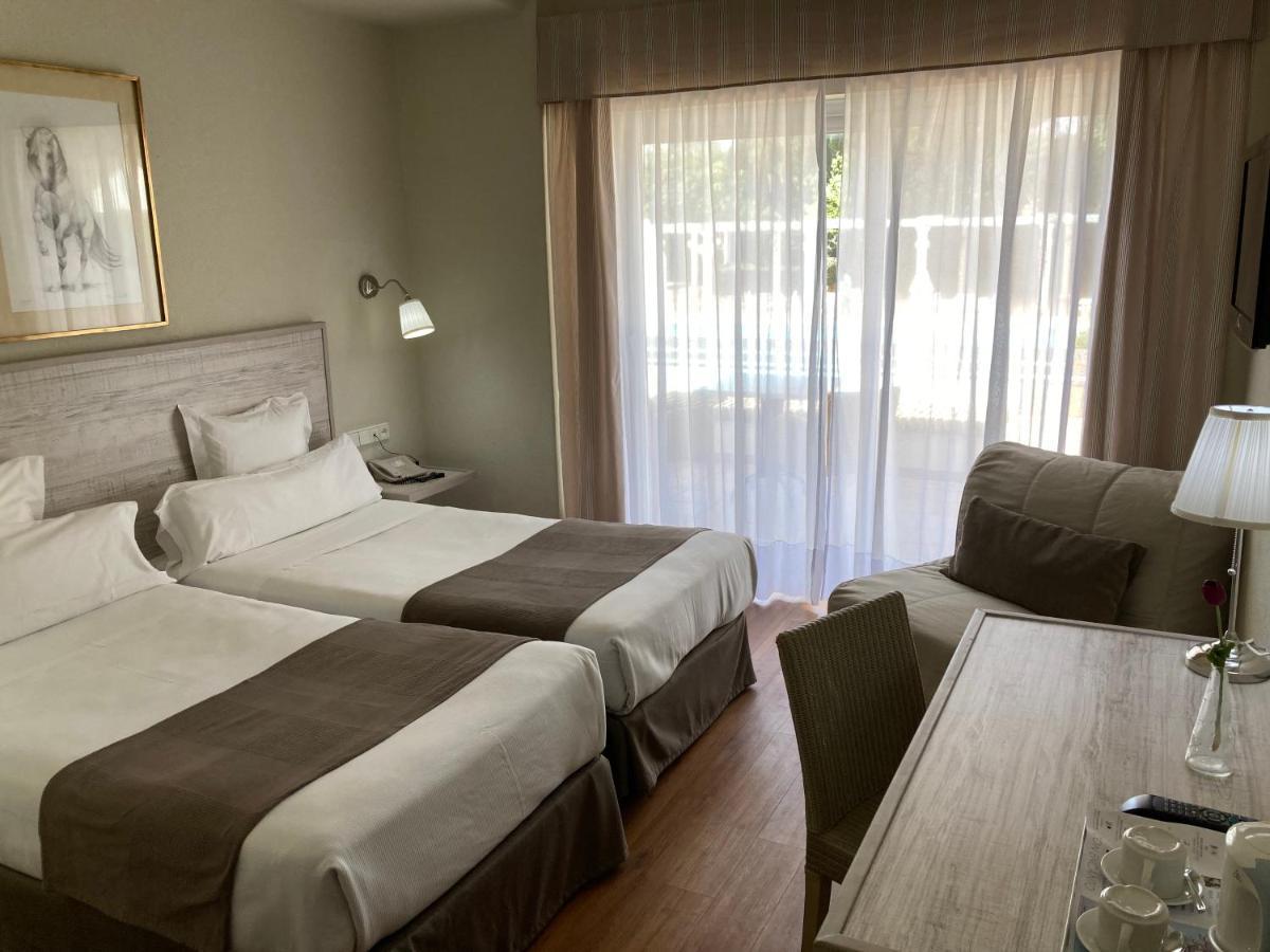 Camera Matrimoniale/Doppia con Letti Singoli con Letto Supplementare (2 Adulti + 1 Bambino)