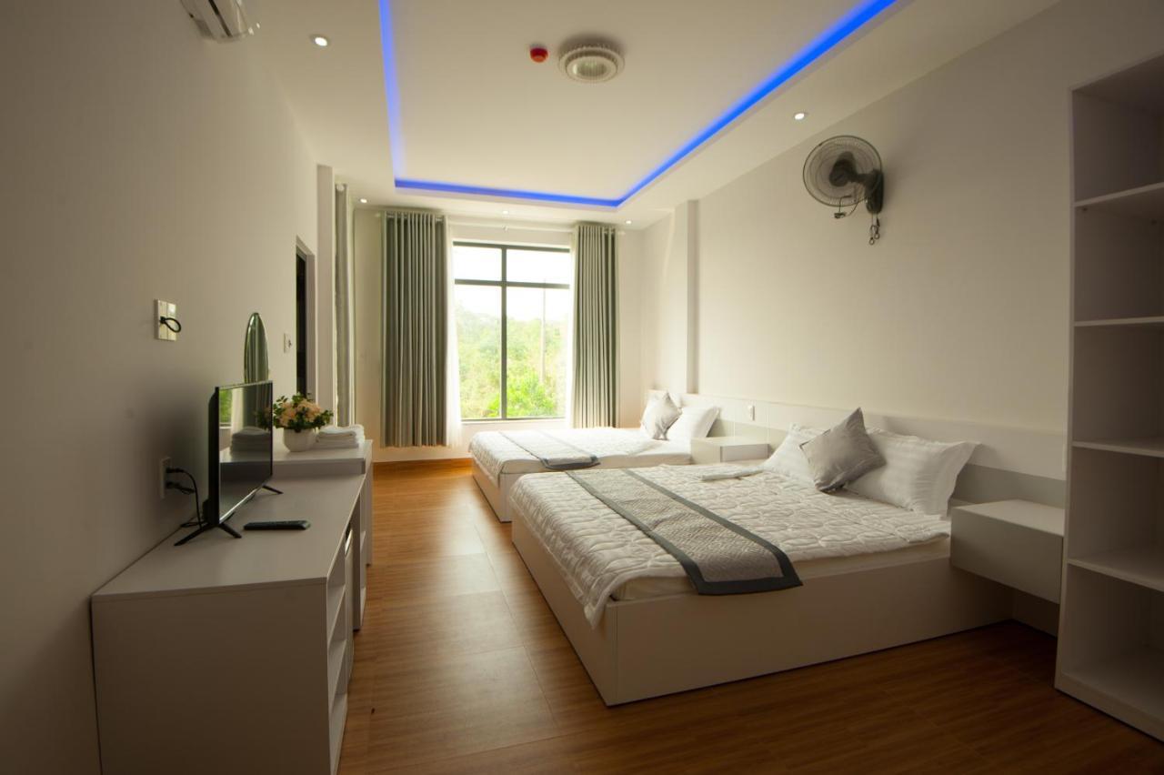 Family Room,1380901166:JPEG