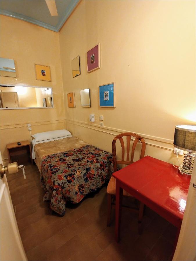 Single Room,945829477:JPEG
