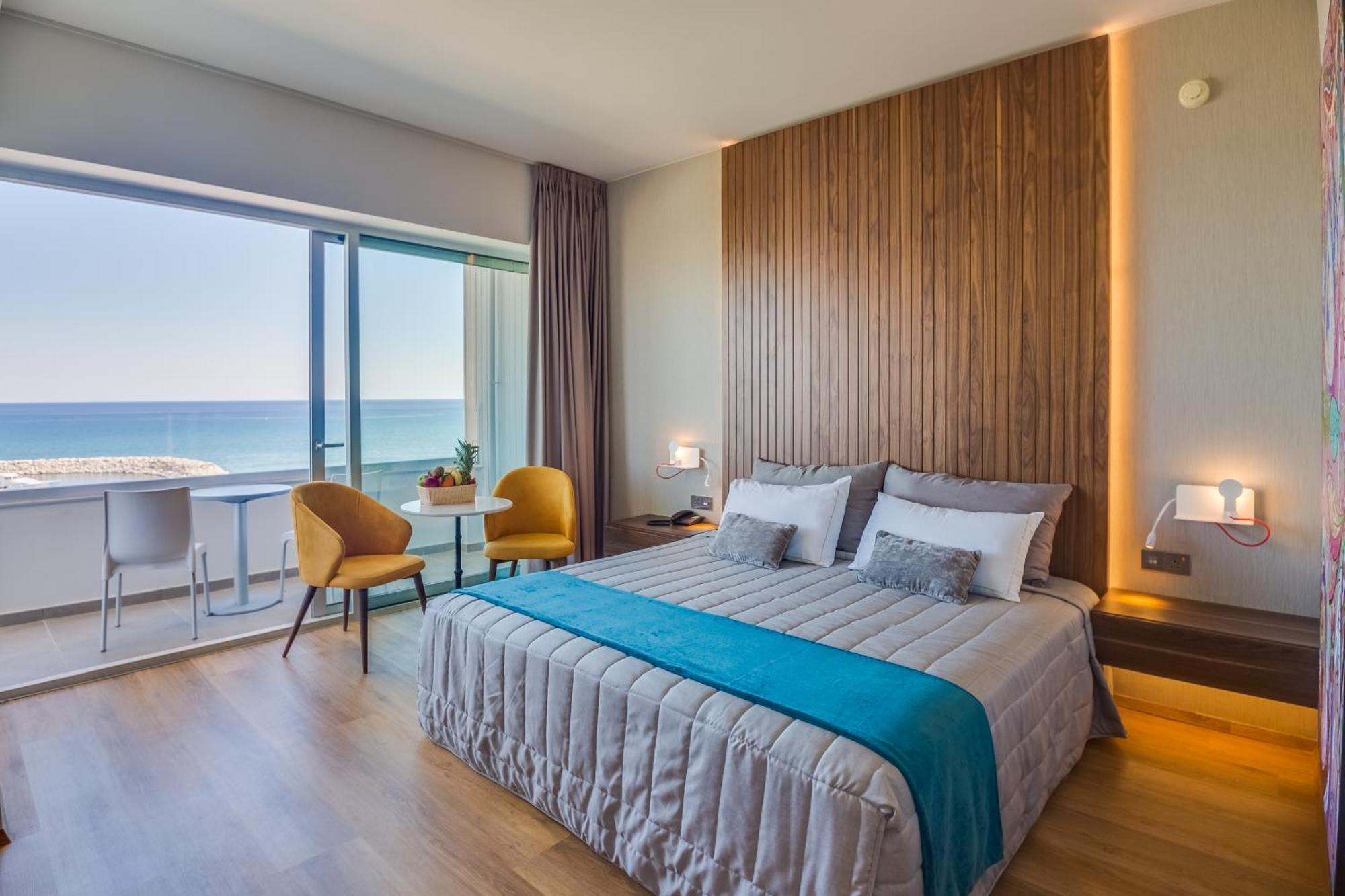 Superior Kamer met Kingsize Bed en Gedeeltelijk Uitzicht op Zee