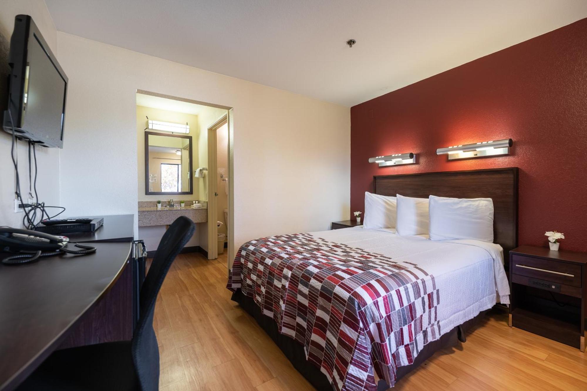Queen Room One Queen Bed Smoke
