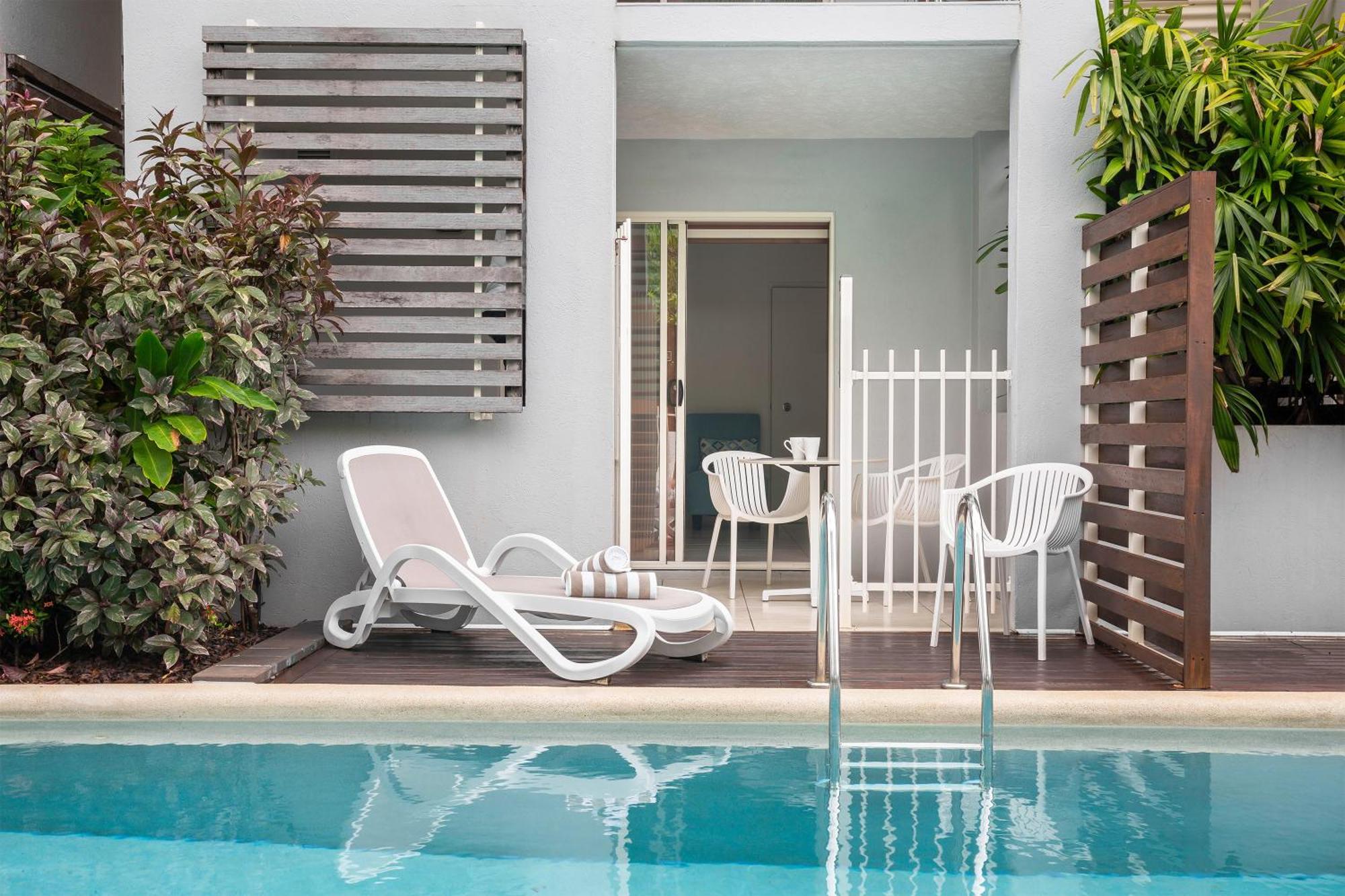 Spa Swim Out Room
