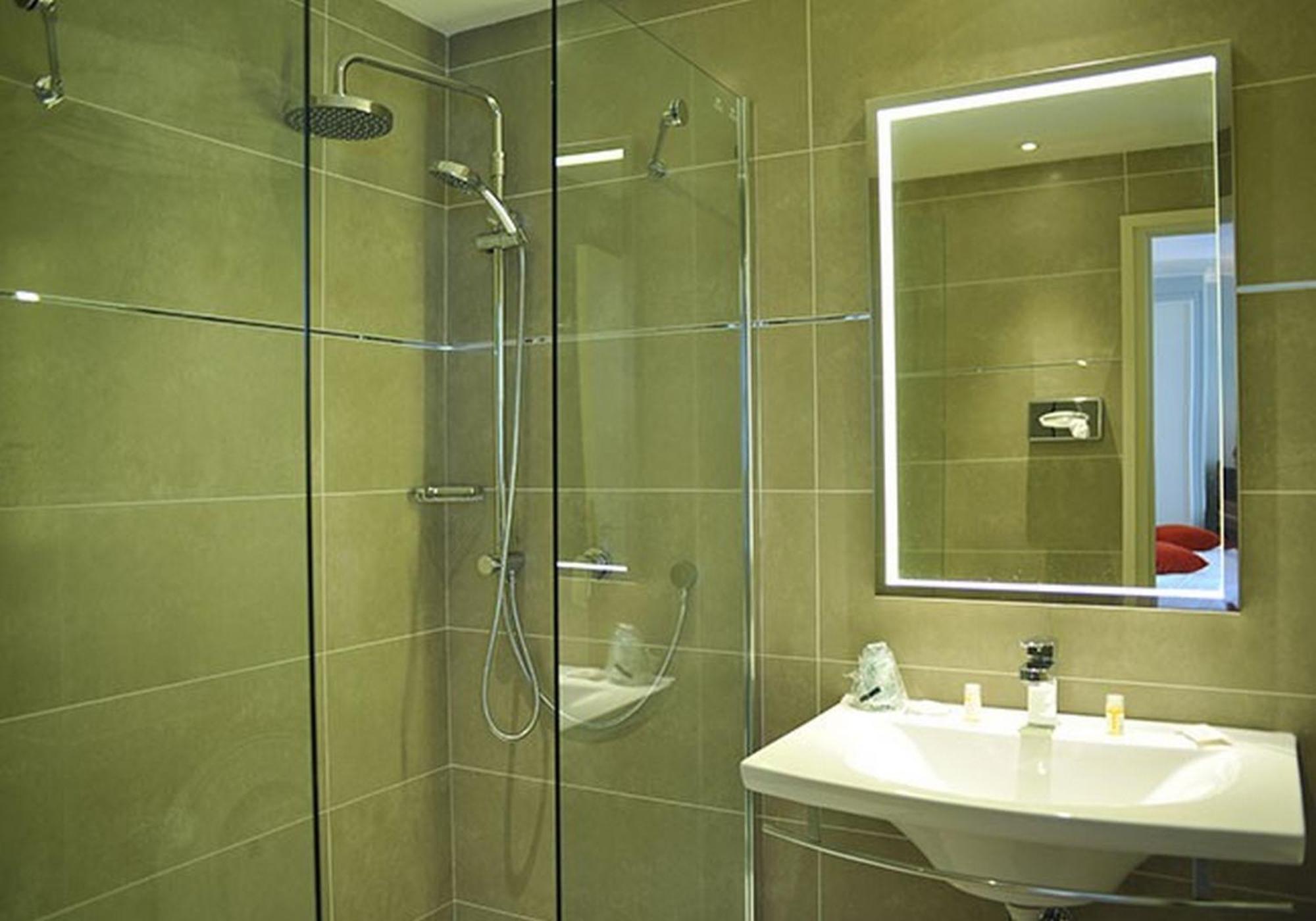 Standard Double or Twin Room,1215053836:JPEG