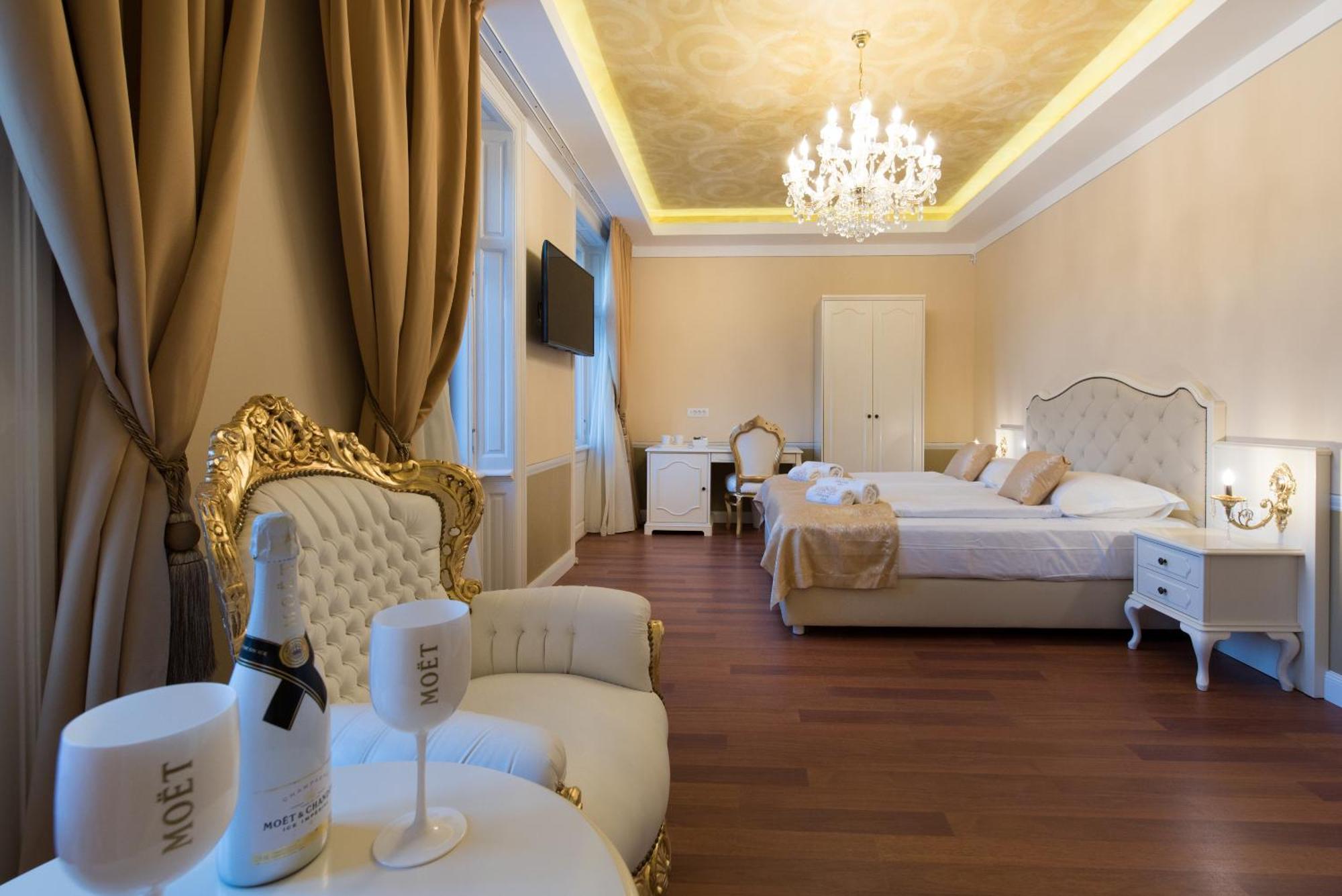 Superior King Room City View