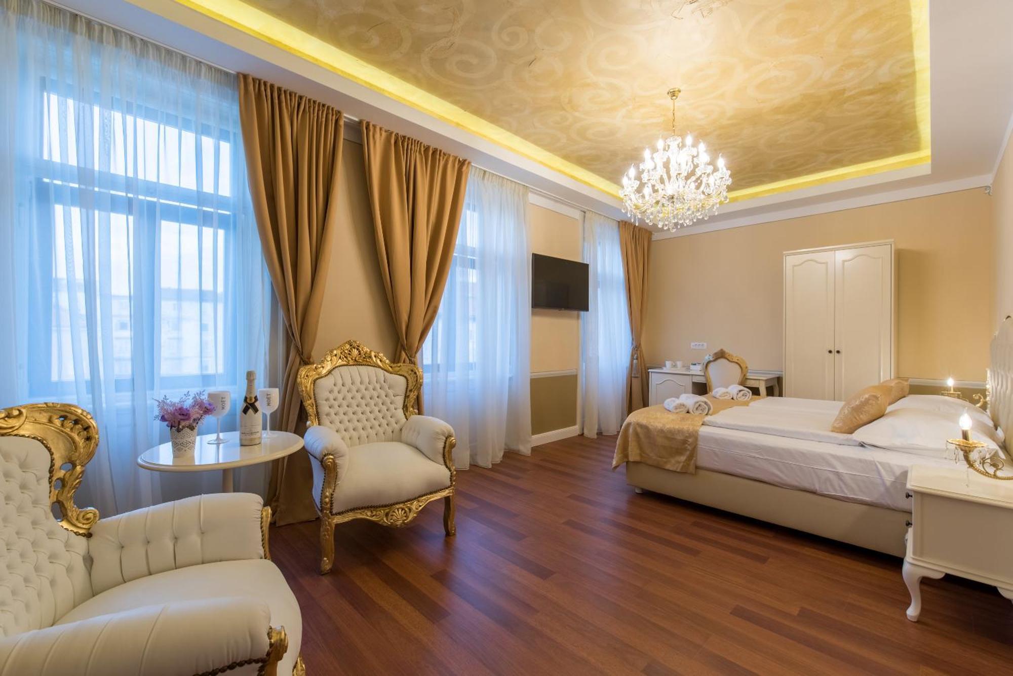 Superior King Room City View