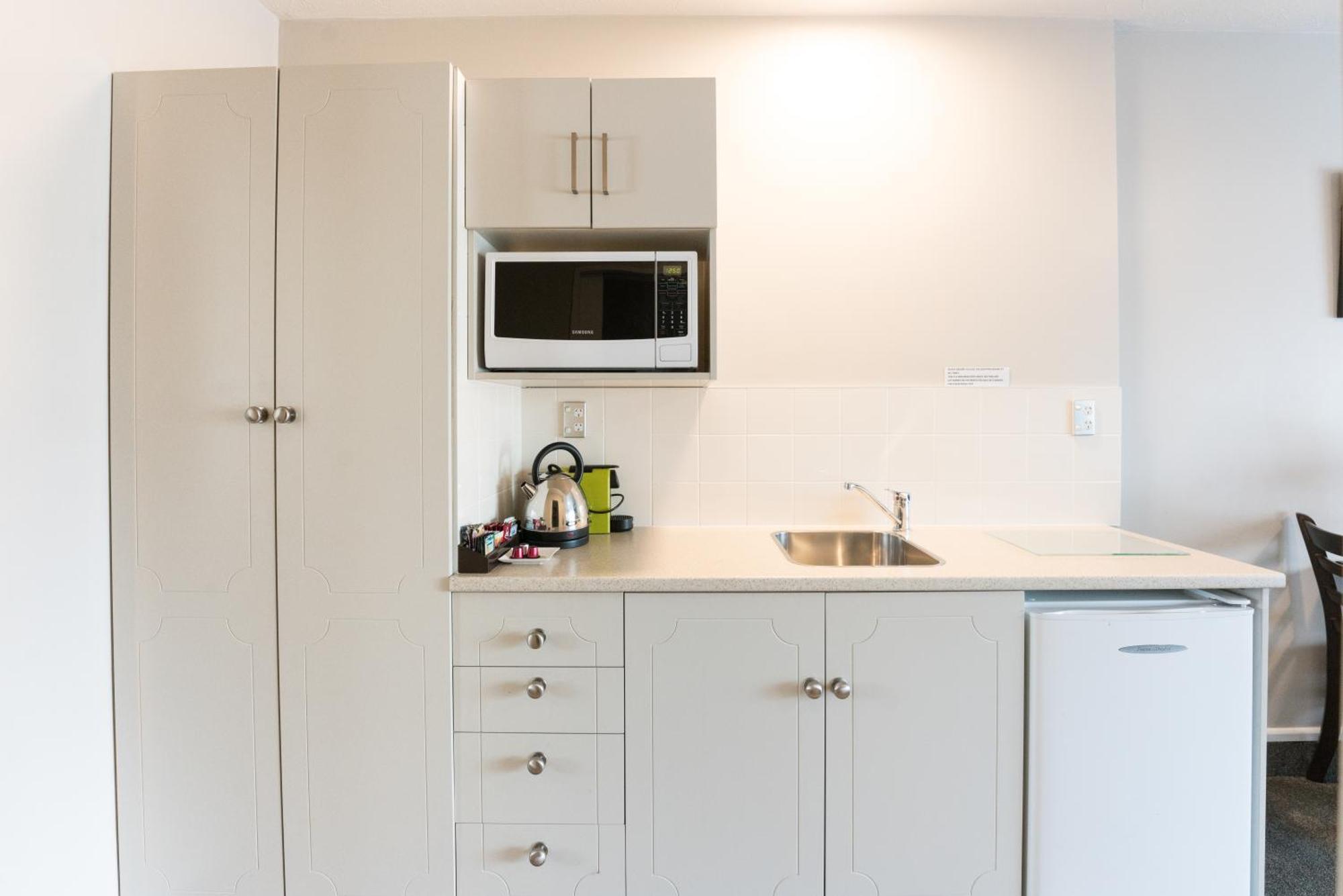 Deluxe One-Bedroom Apartment