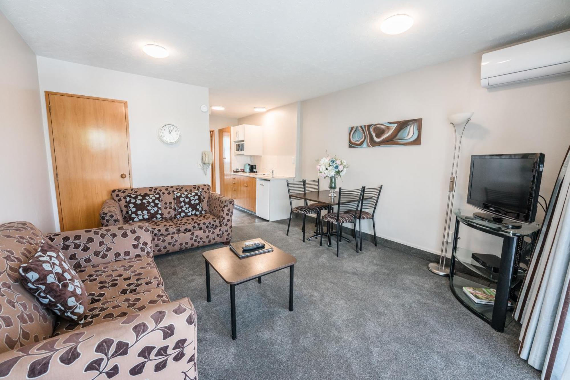 Deluxe One-Bedroom Apartment