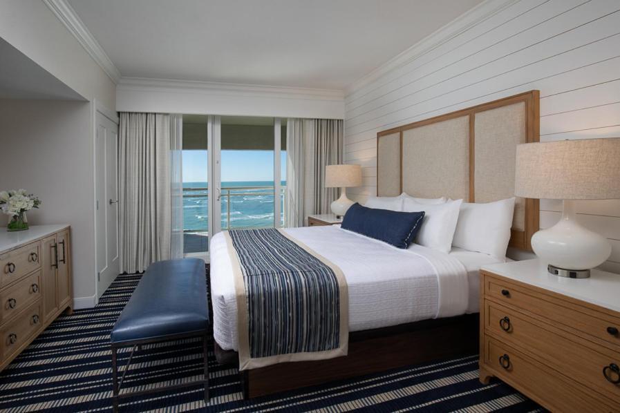 Habitación con cama extragrande y vistas al mar