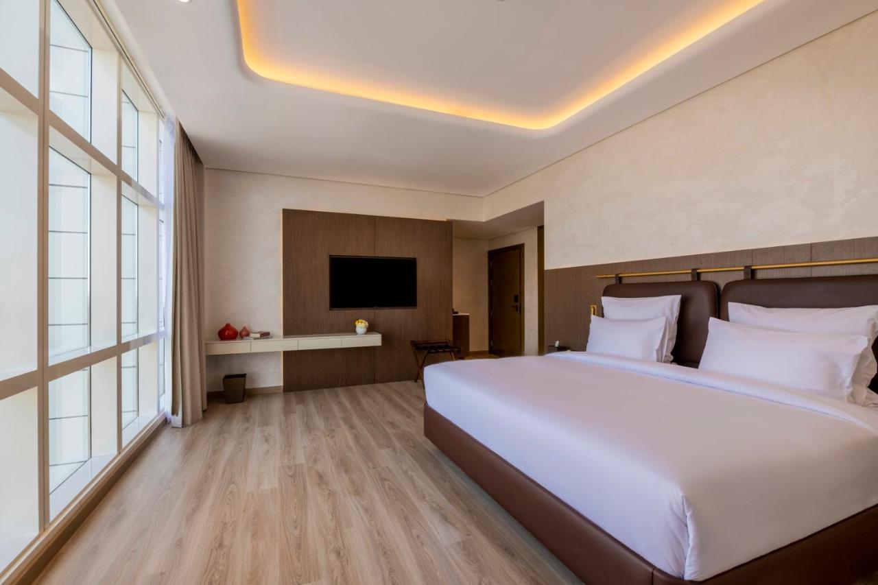 Superior King Room City View Shuttle to the Beach Mall & Metro Station