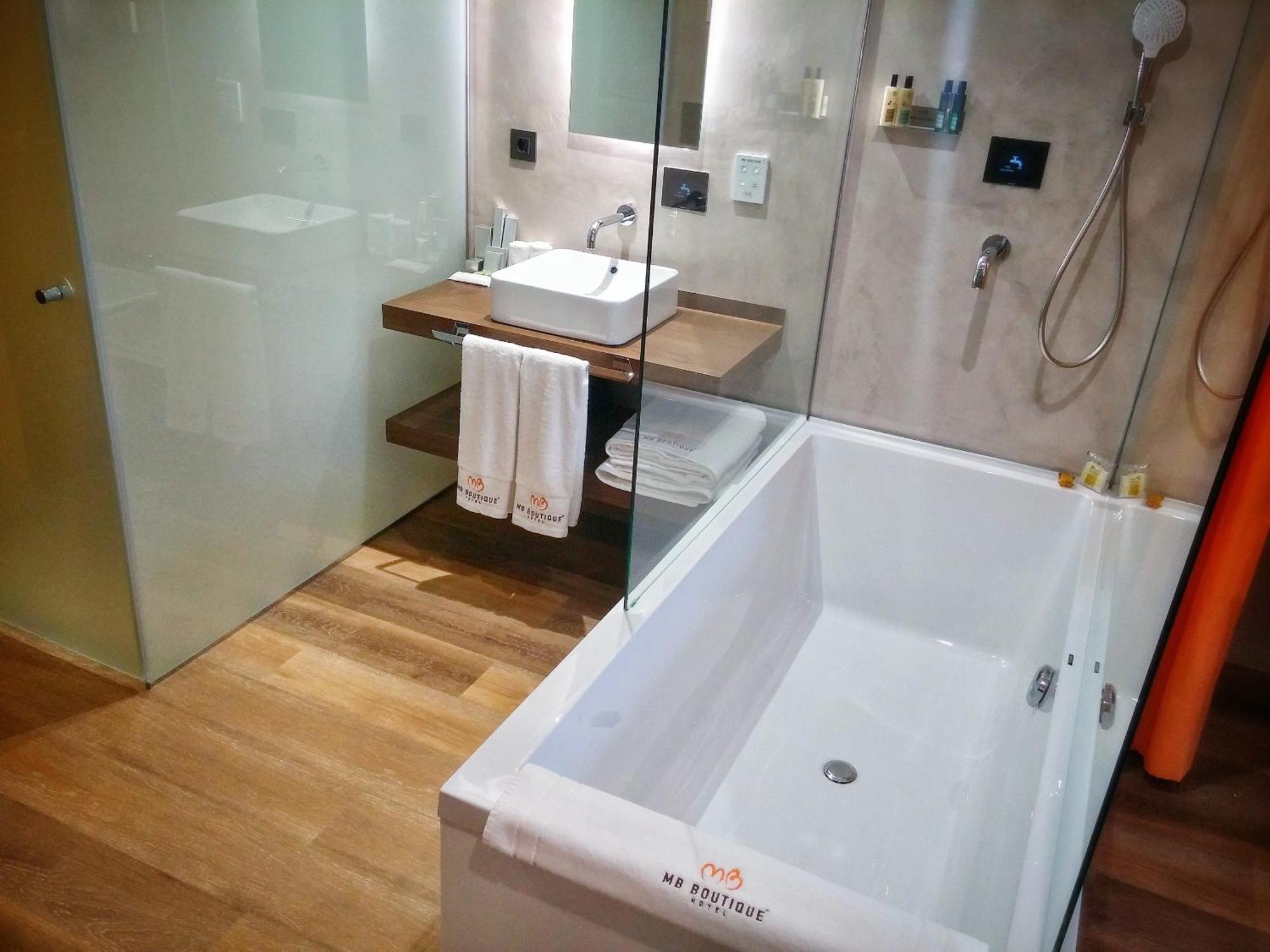Superior Double Room Bath Tub