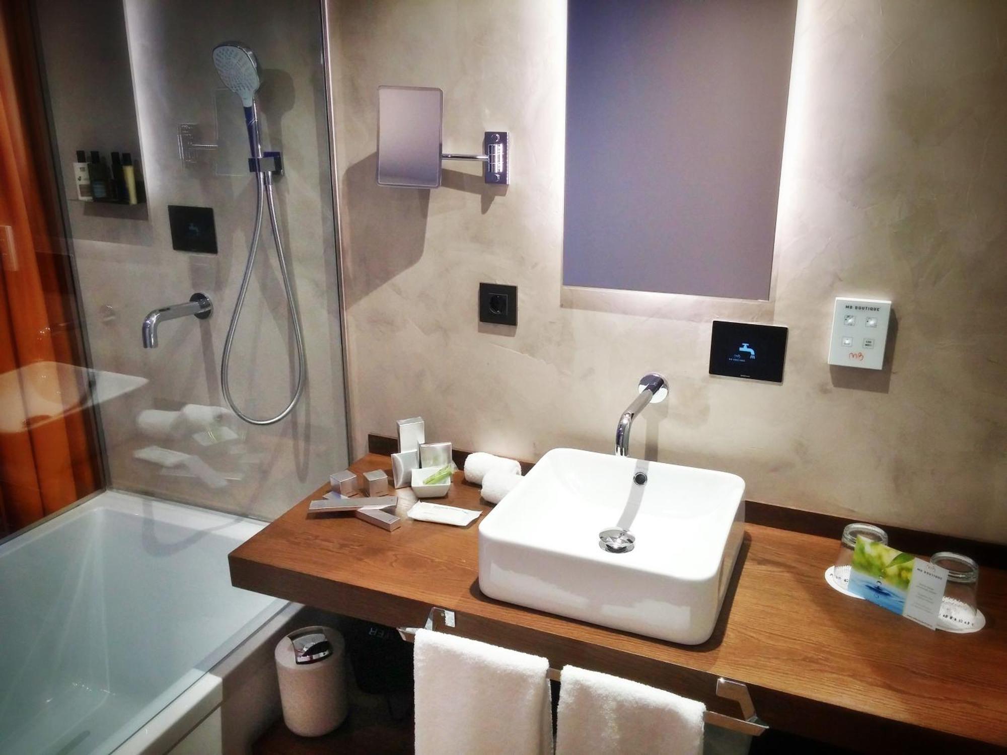 Superior Double Room Bath Tub