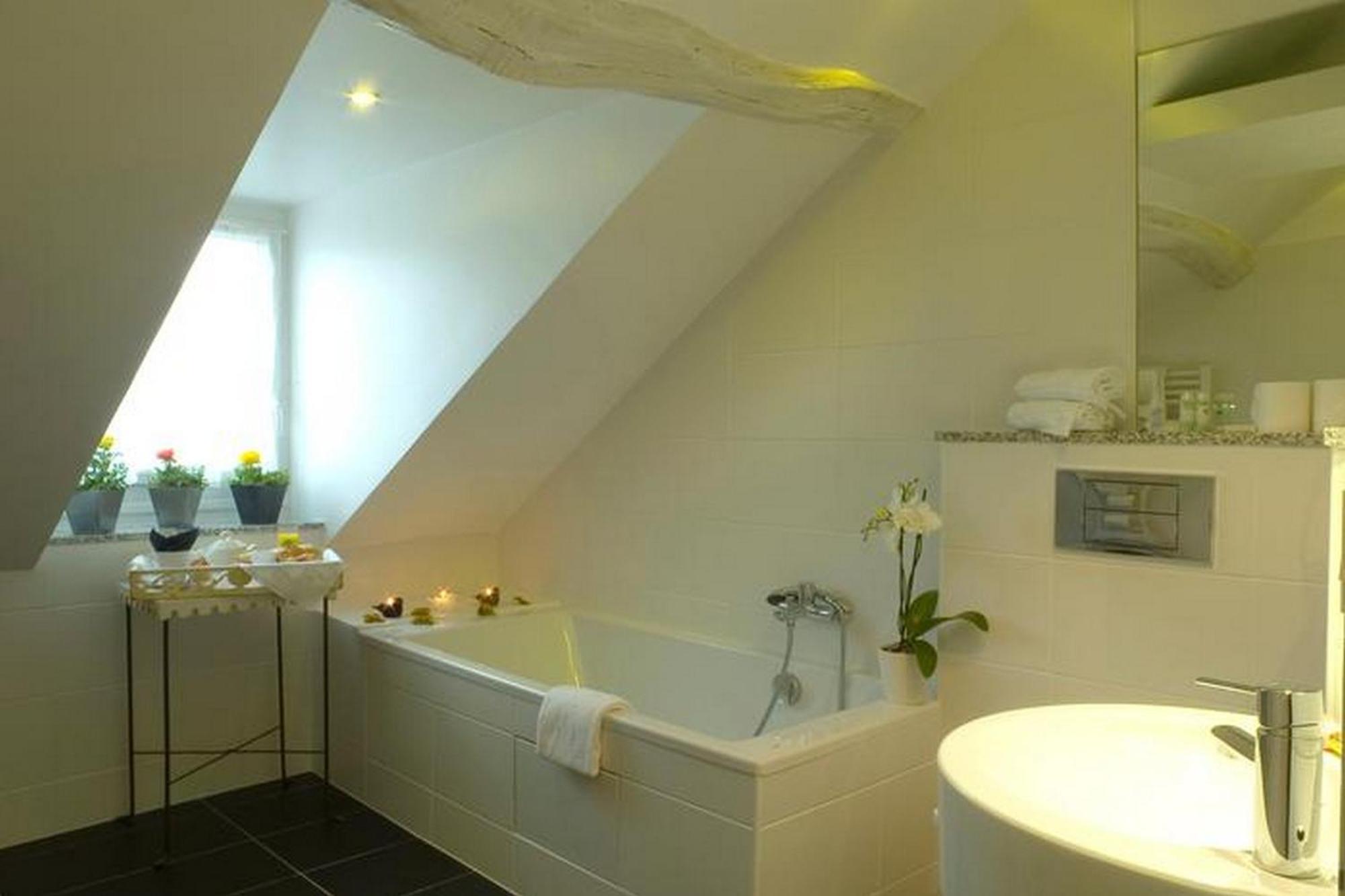 Charming Twin Room Air-Conditioning