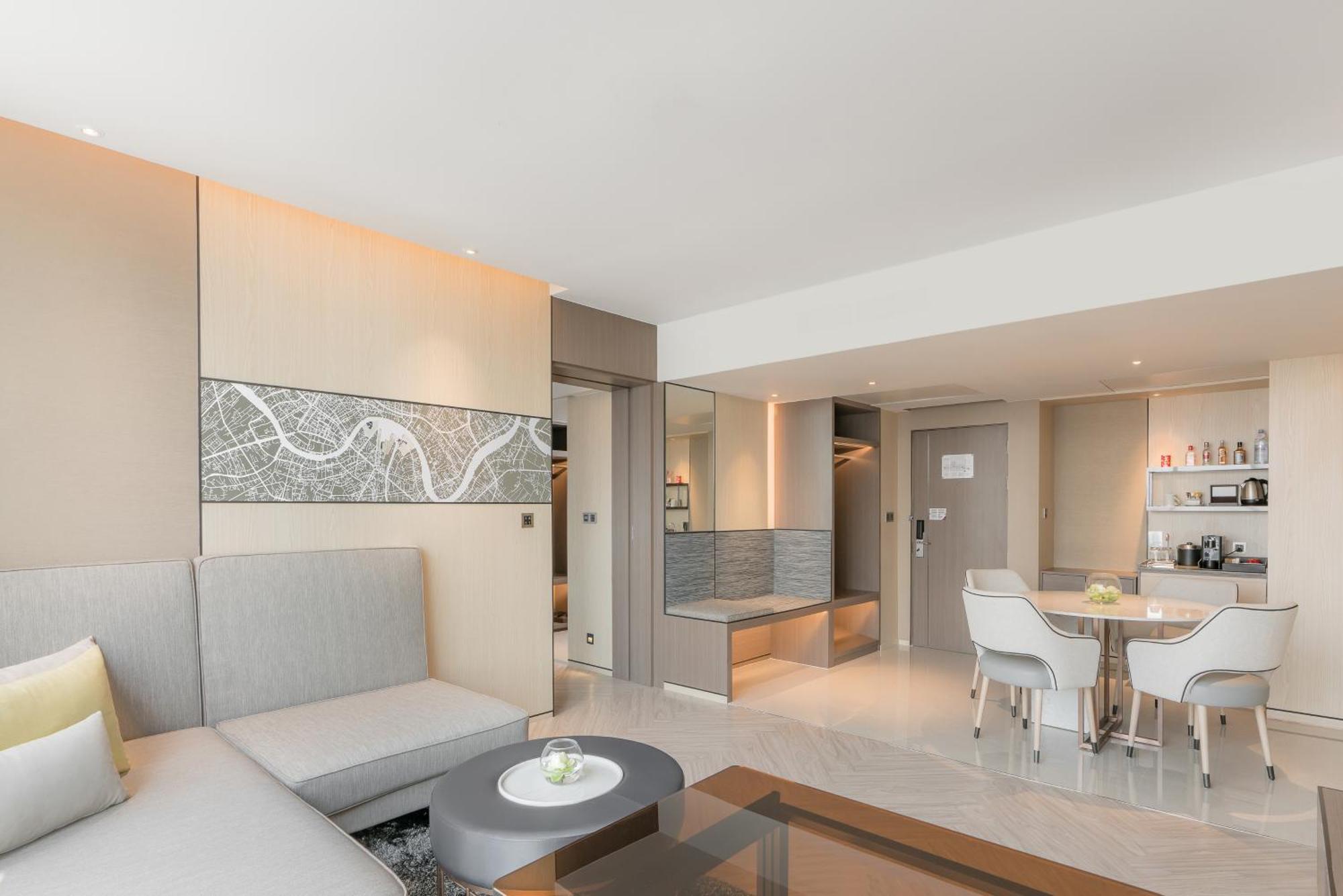 Executive Suite,1589430412:JPEG