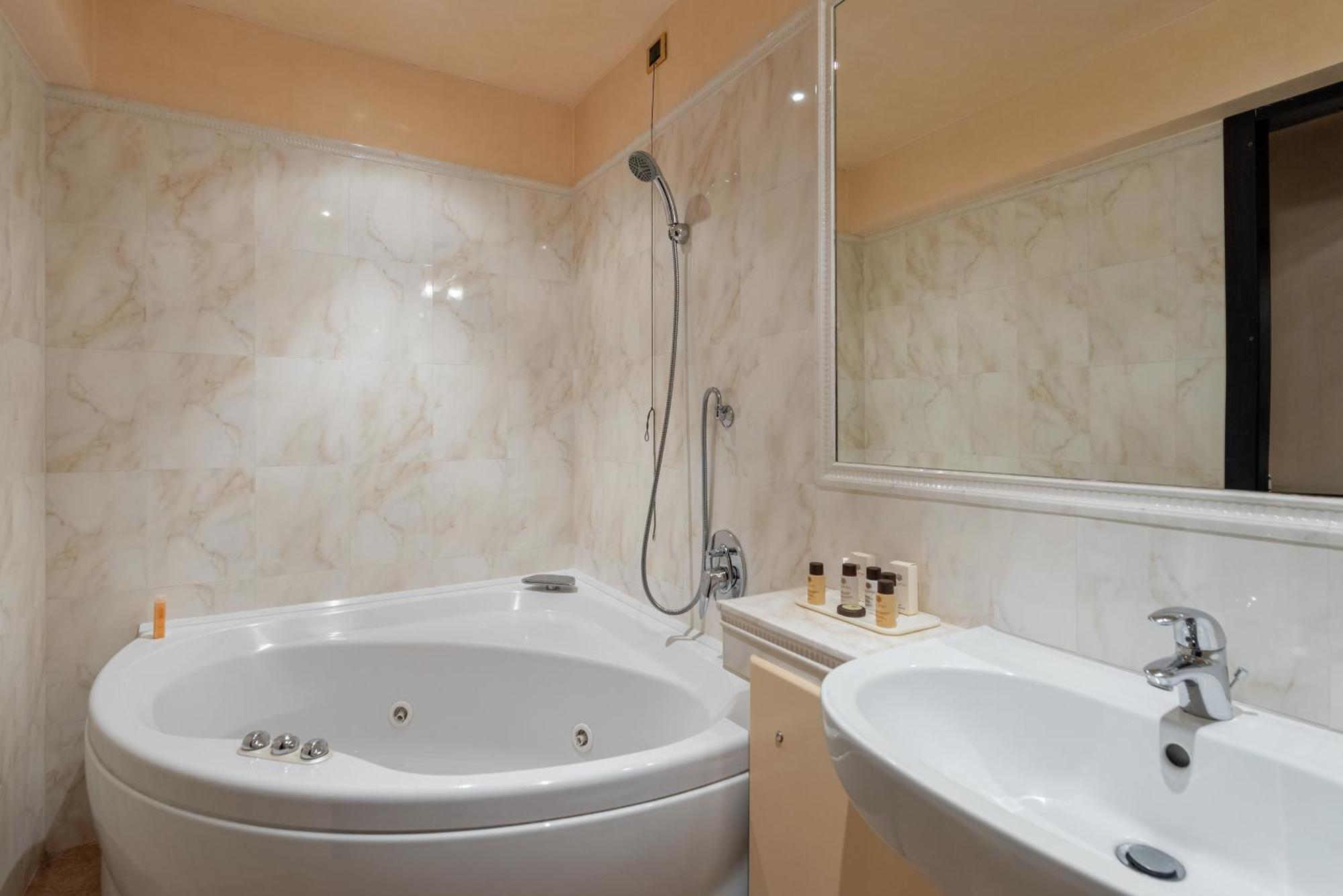 Junior Suite Spa Bath,1274666263:JPEG