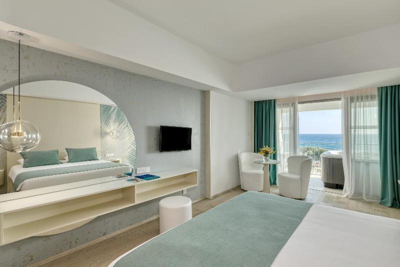 Junior Suite with Sea View and Private Outdoor Hot Tub