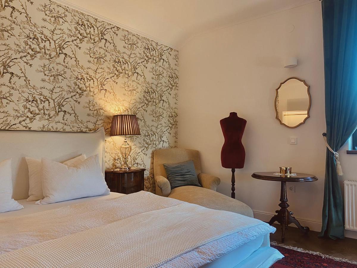 Suite mit Queensize-Doppelbett und Poolblick