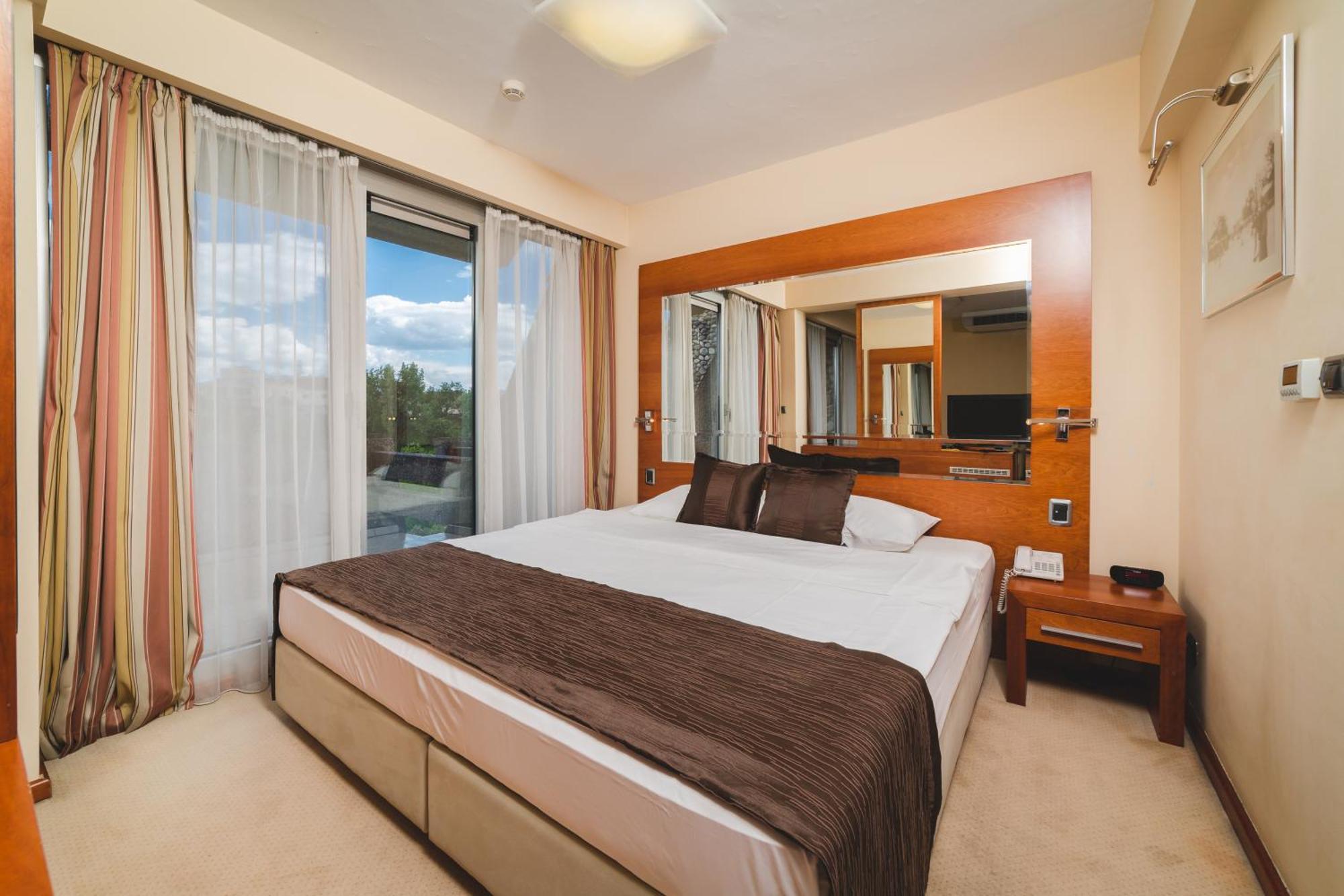 Deluxe Double Room with Balcony,1295819947:JPEG