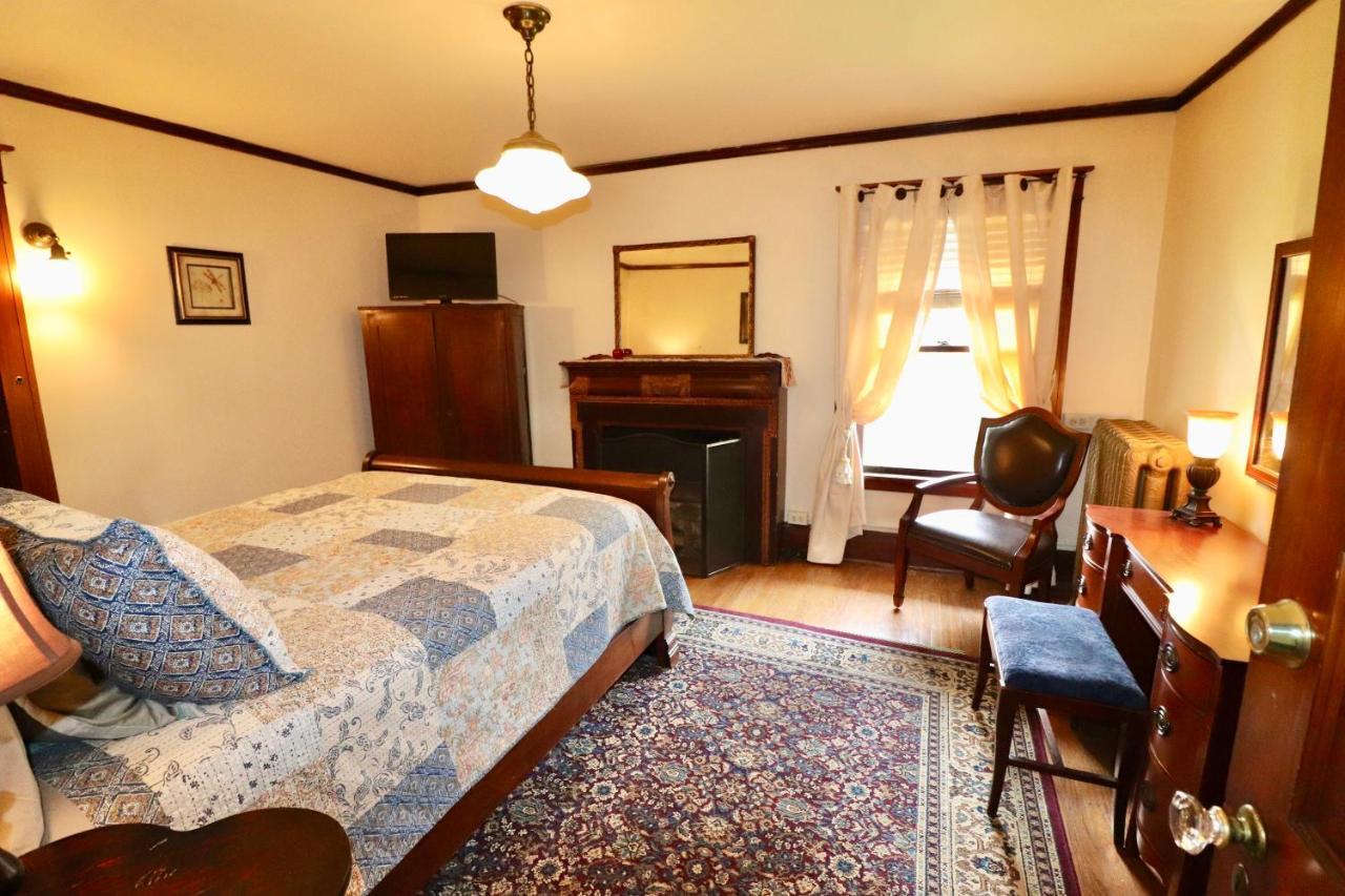 Queen Room,1317056839:JPEG
