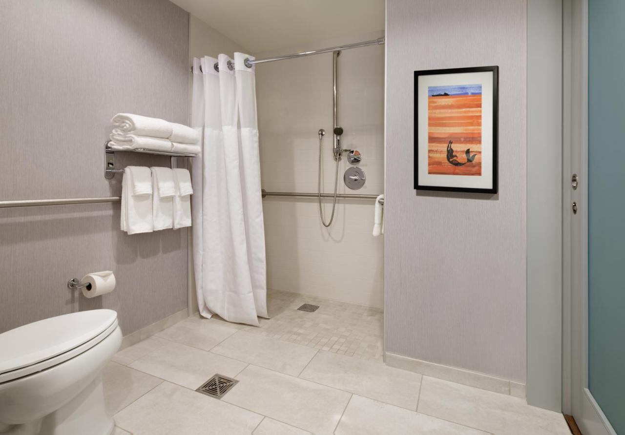 Queen Room Two Queen Beds View Roll Shower Disability Access,1285798750:JPEG