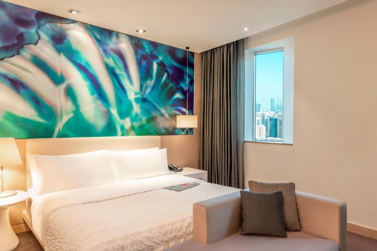 Corner City View Guest room 1 Queen