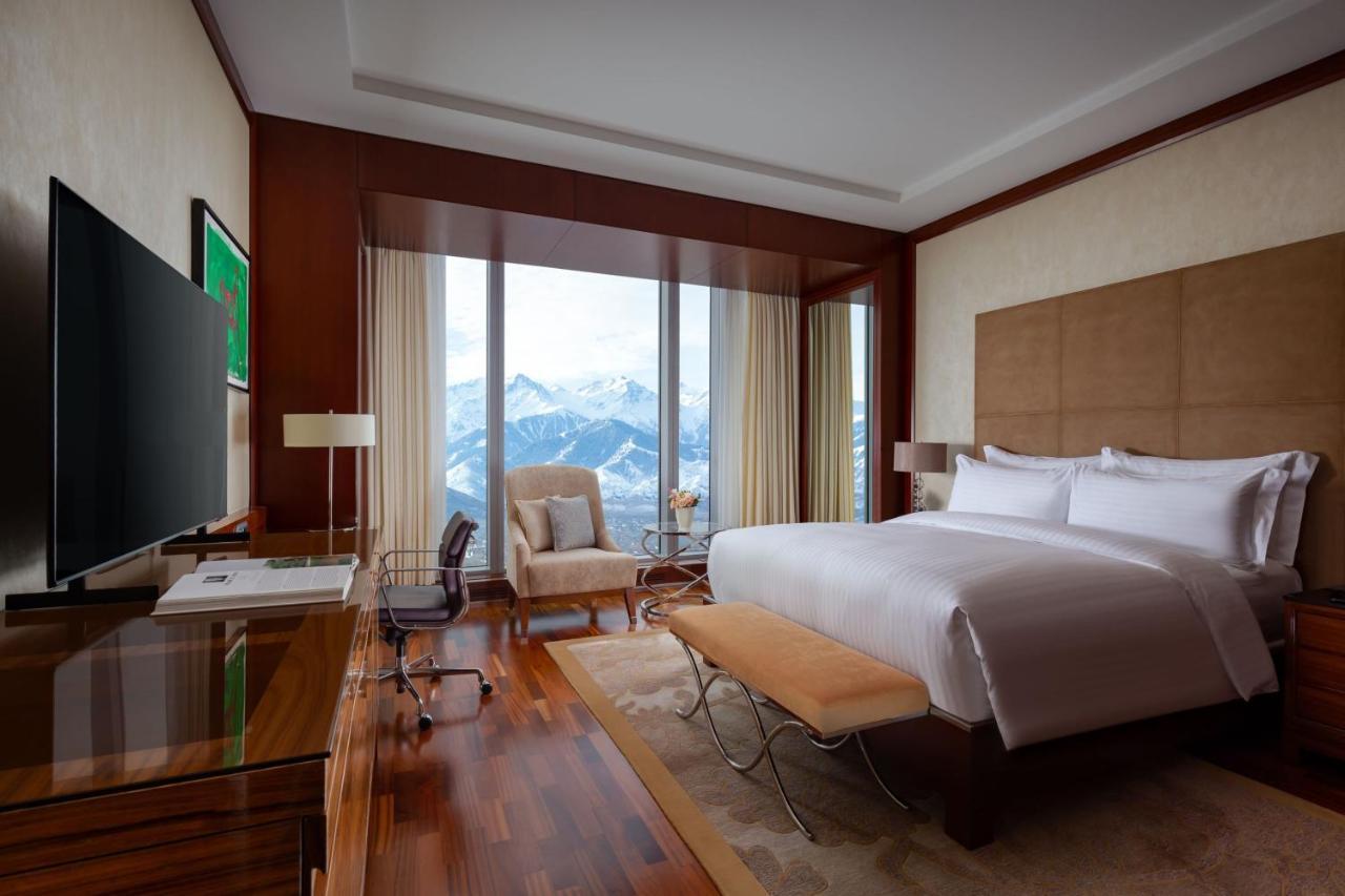 Deluxe Mountain View Guest room 1 King Mountain view