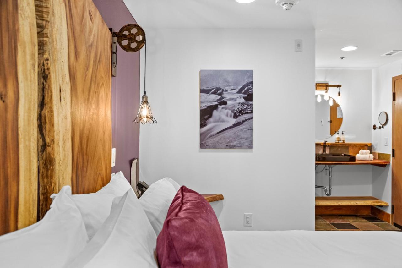 Queen Room,1397284880:JPEG