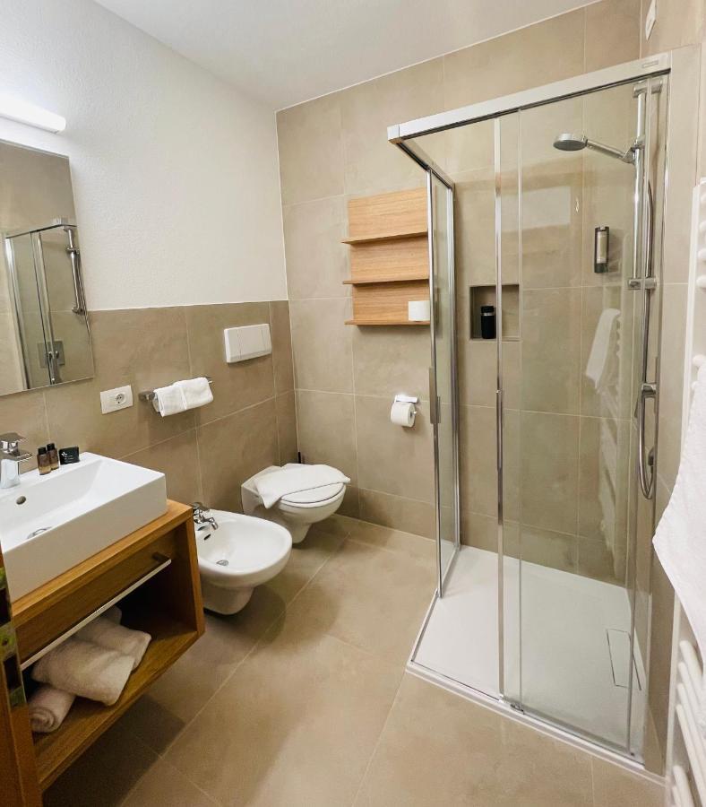 Large One-Bedroom Apartment Balcony,1403693825:JPEG