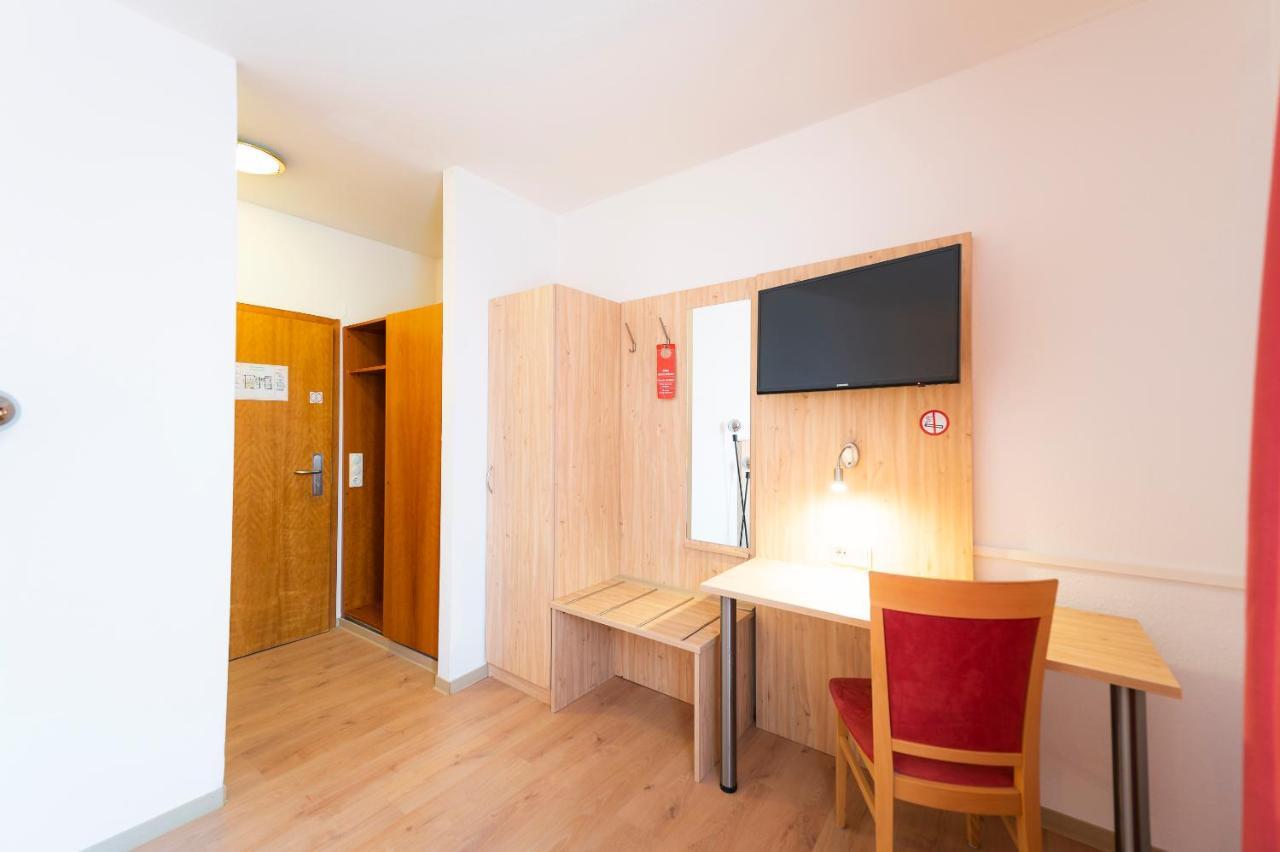 Single Room,1421064648:JPEG