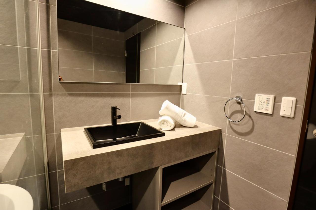 Deluxe Twin Room Bathroom