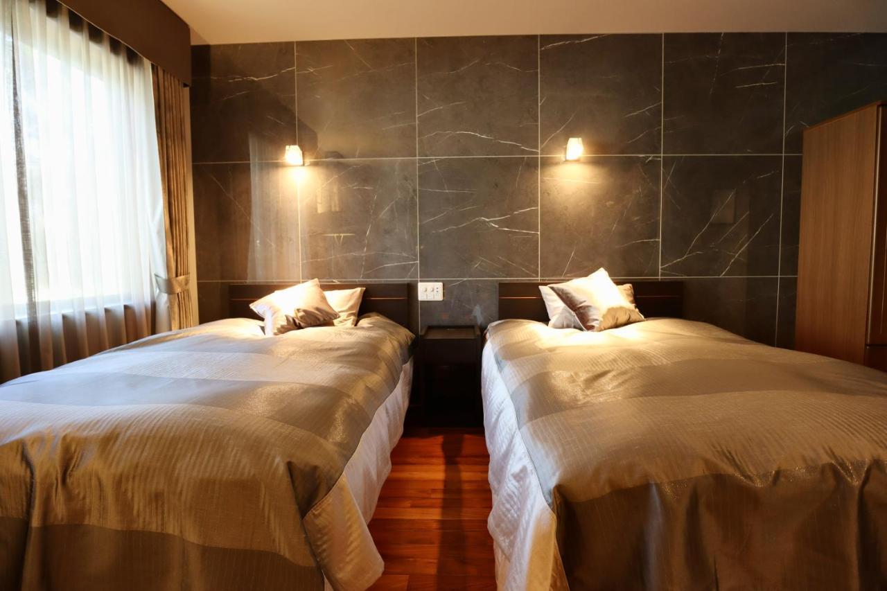 Deluxe Twin Room Bathroom