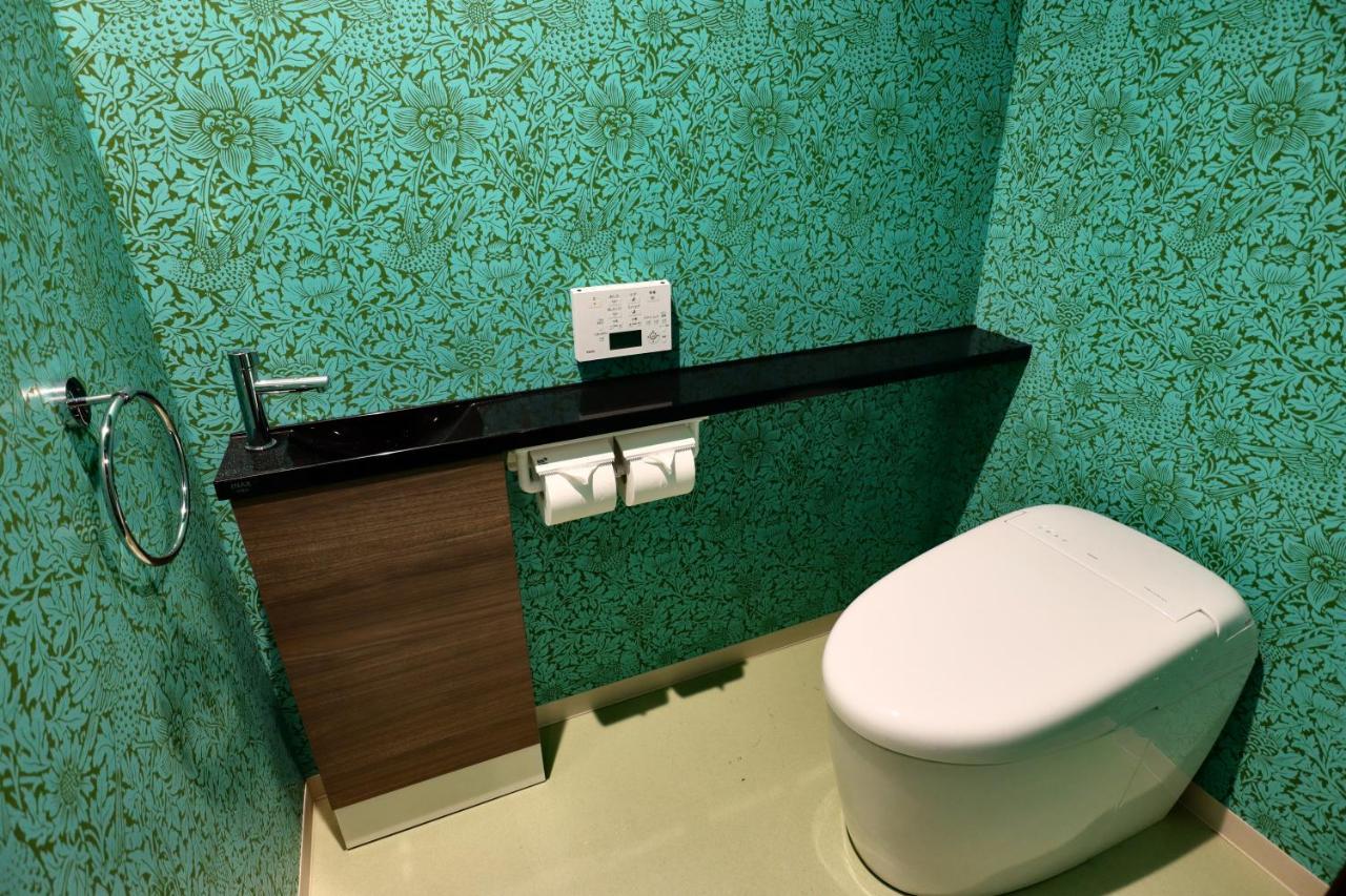 Deluxe Twin Room Bathroom