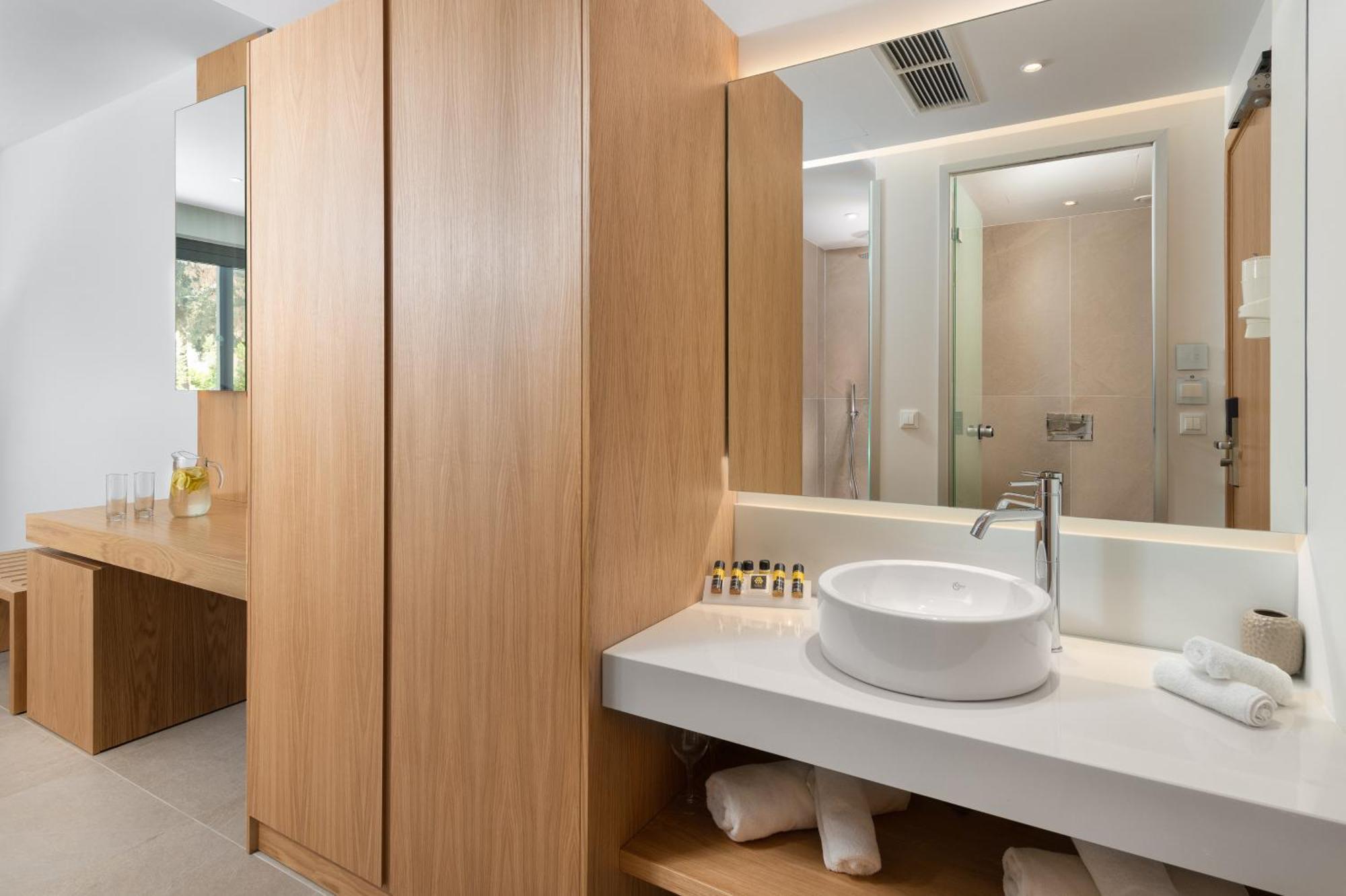 Deluxe Double or Twin Room with Sea View,1432062496:JPEG