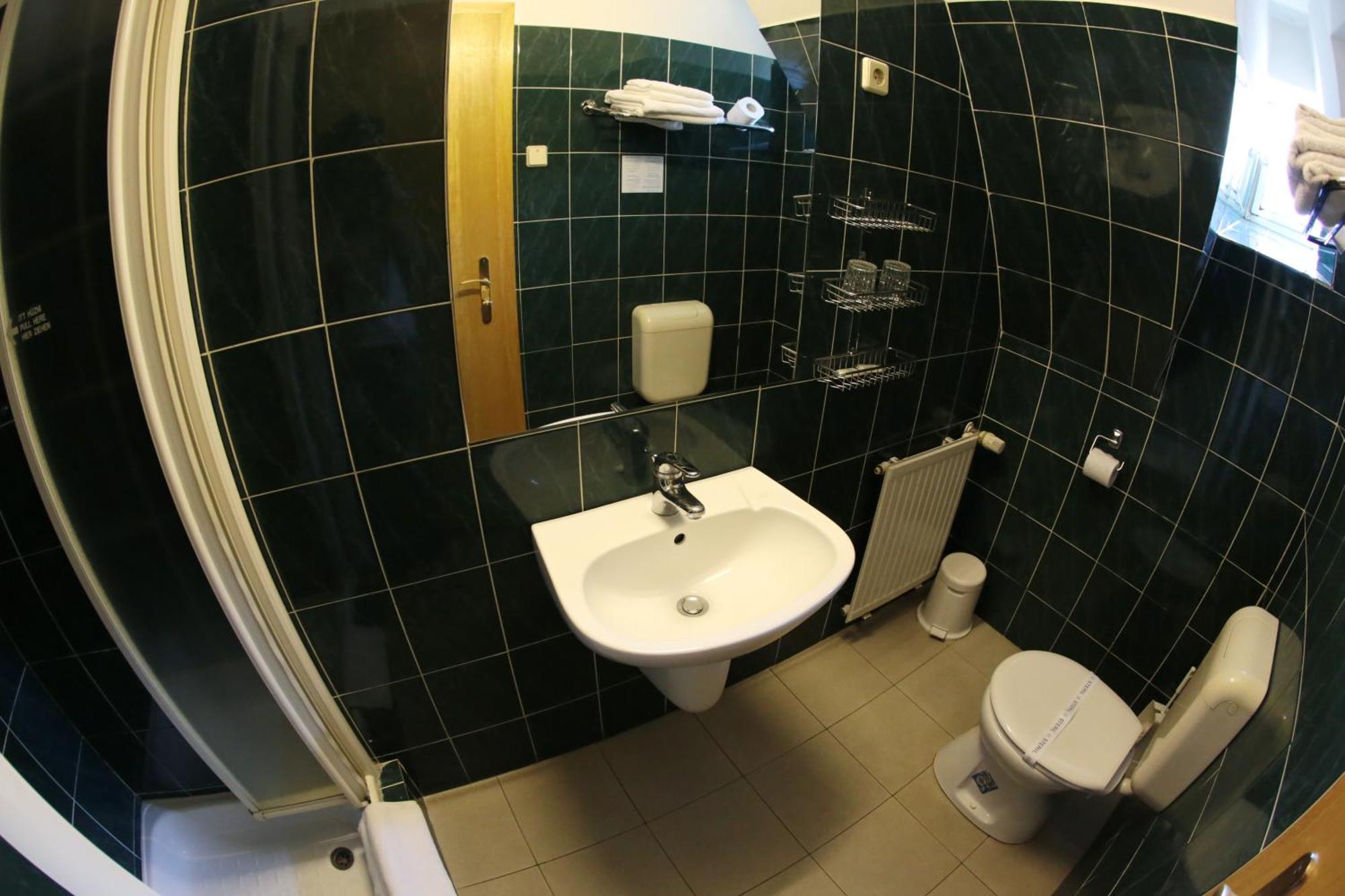 Triple Room Shower,146957906:JPEG