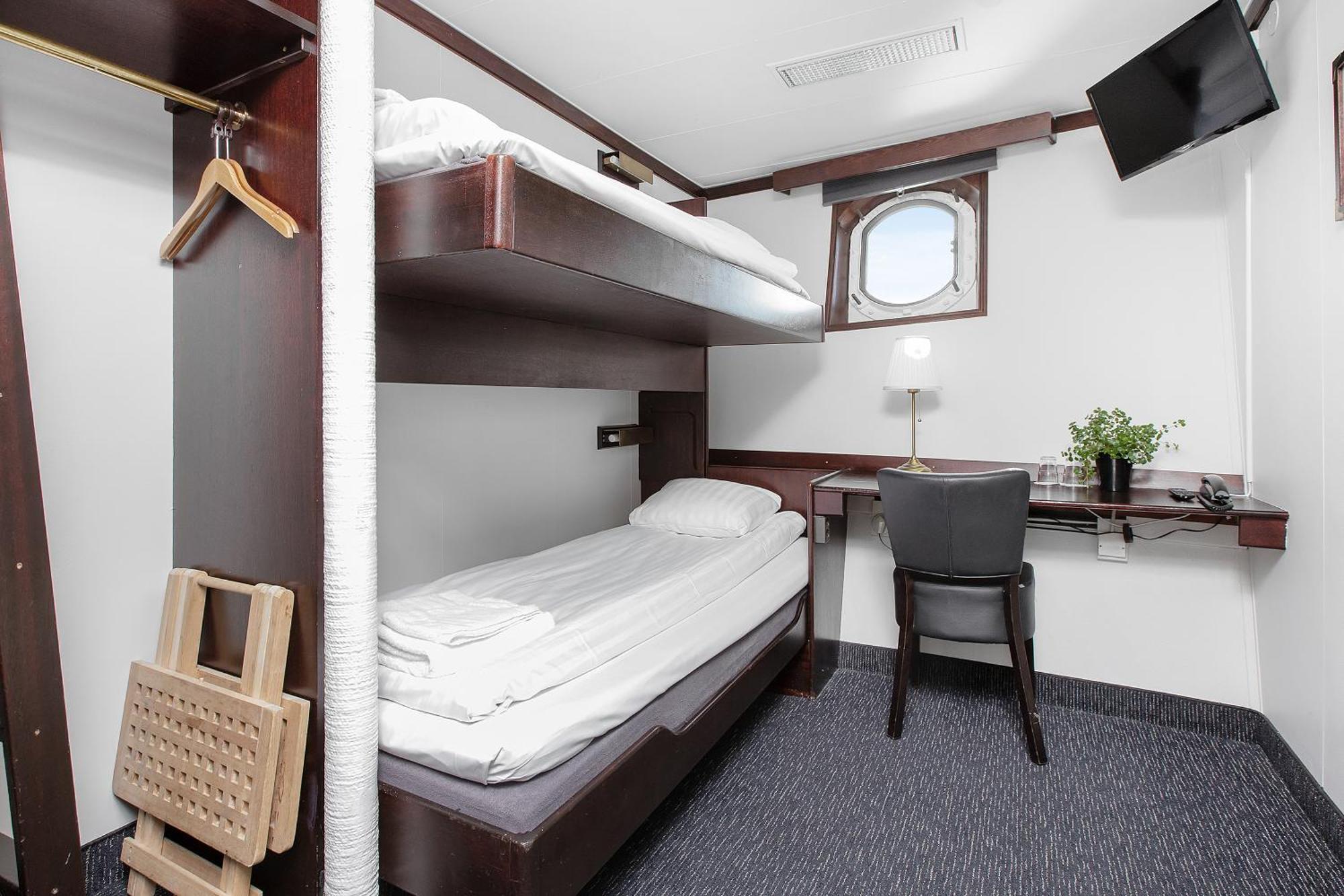 Cabin on Boat Sea View,1438168336:JPEG