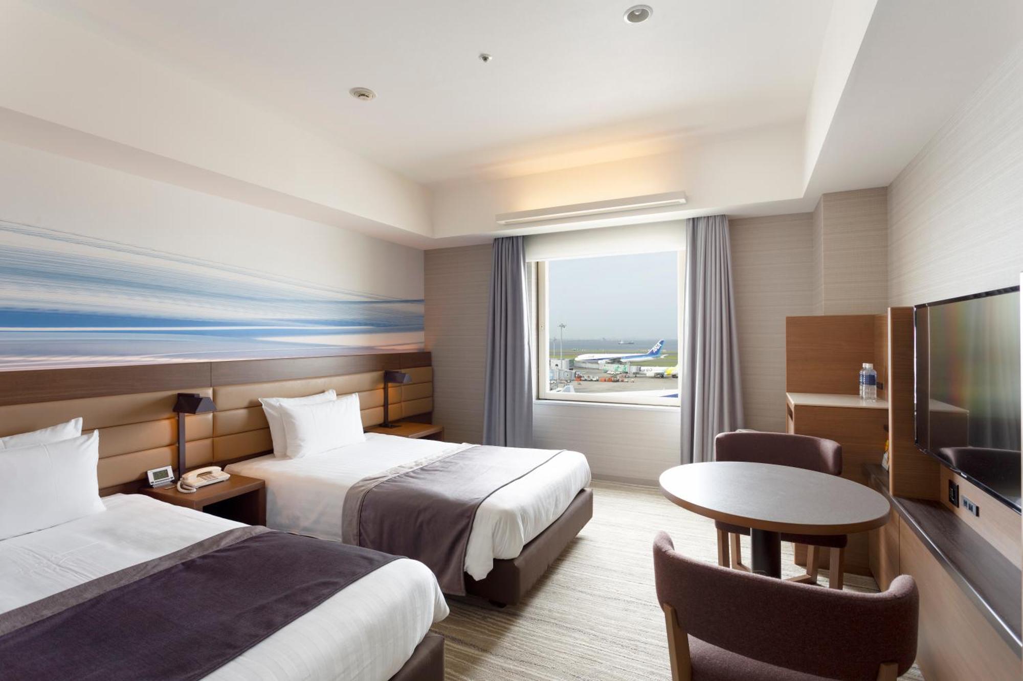 Deluxe Twin Room Runway View on 4th or 5th Floor Non-Smoking,1441013890:JPEG