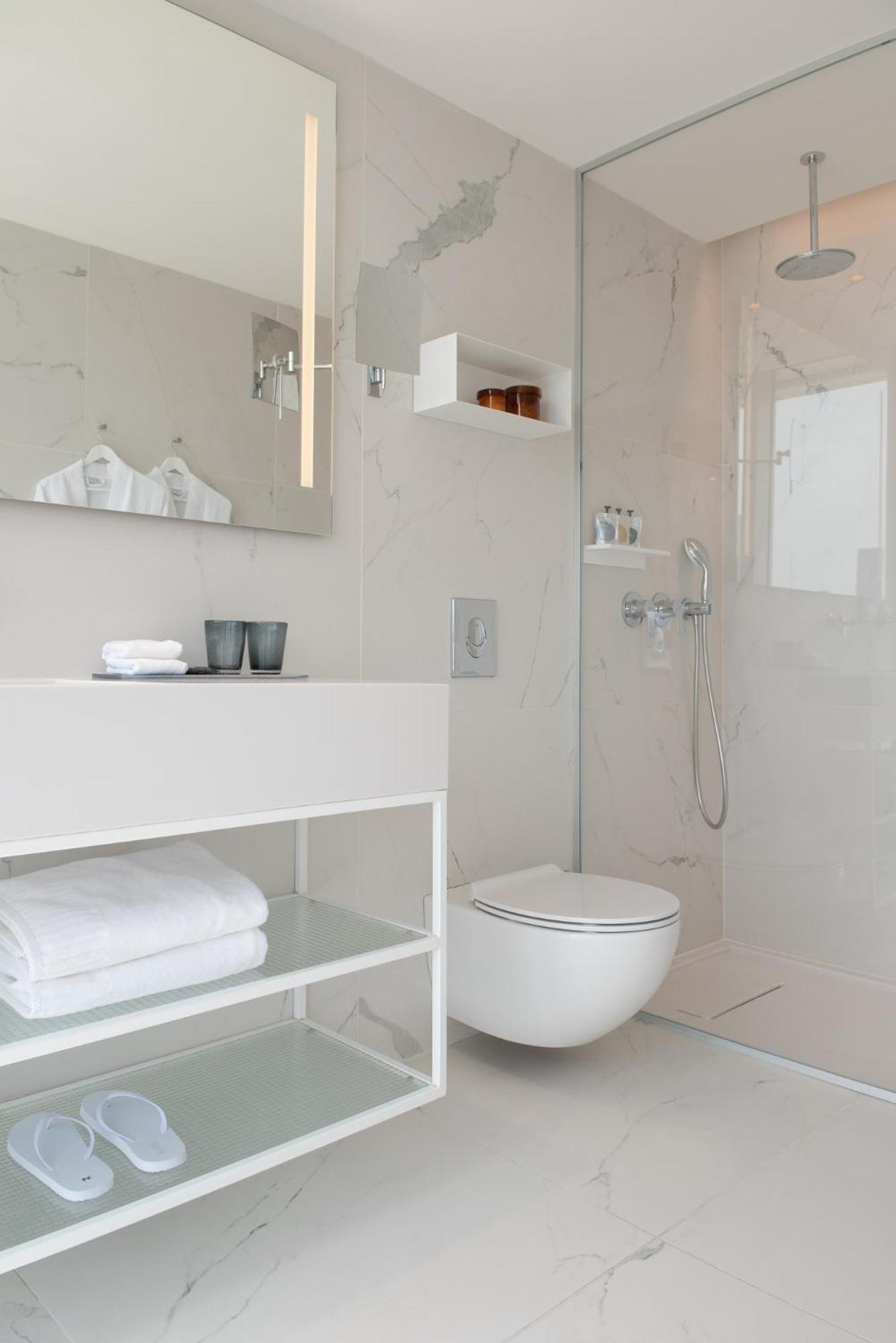Deluxe Double Room Standing Balcony