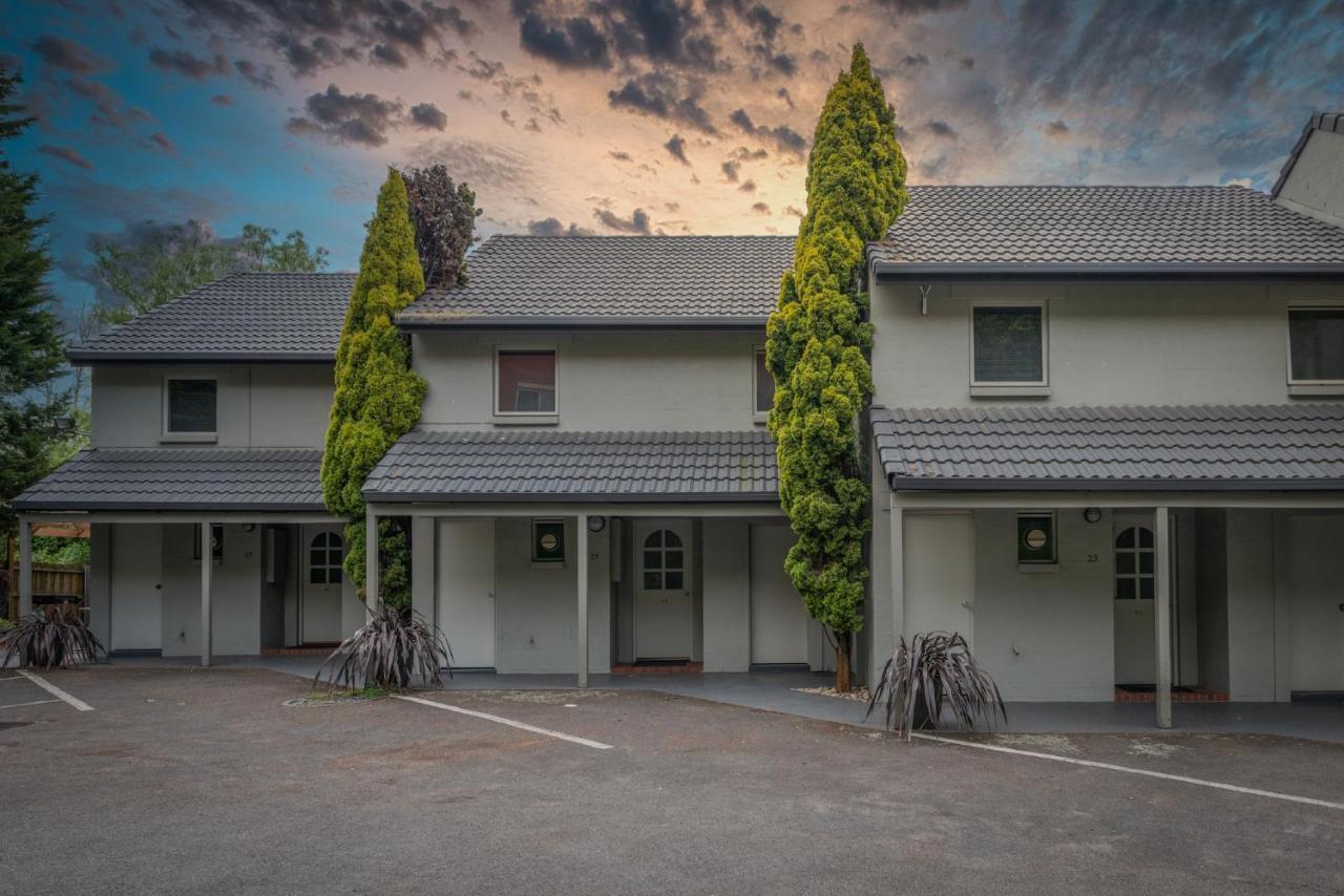 Three-Bedroom Apartment Courtyard includes Wifi