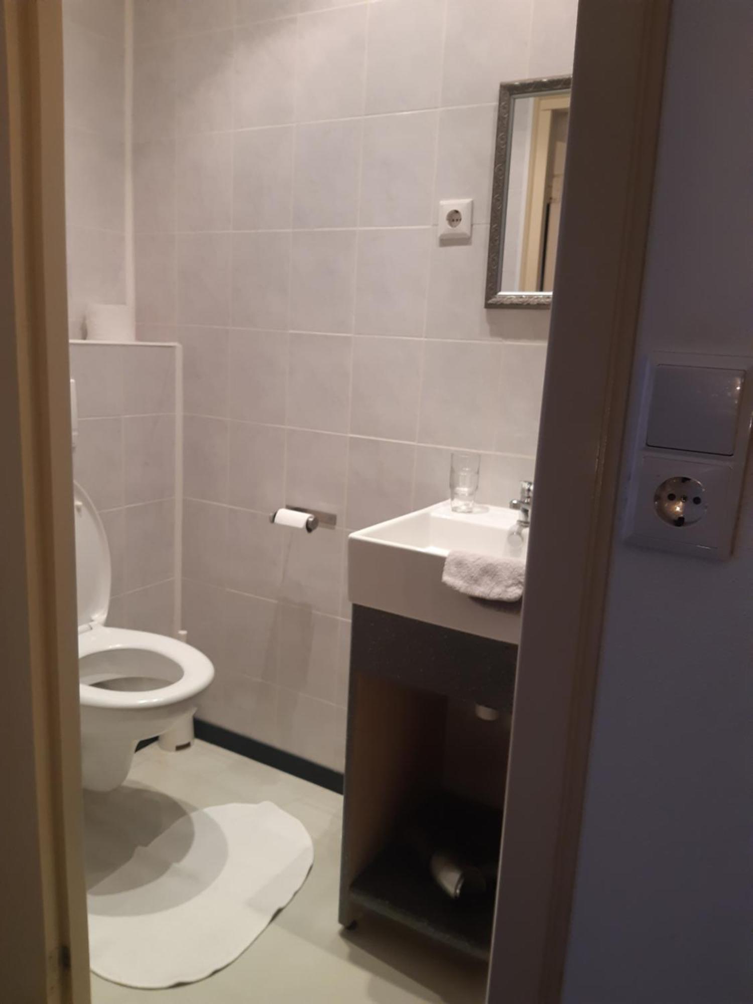 Tweepersoonskamer met 2 Aparte Bedden en Badkamer