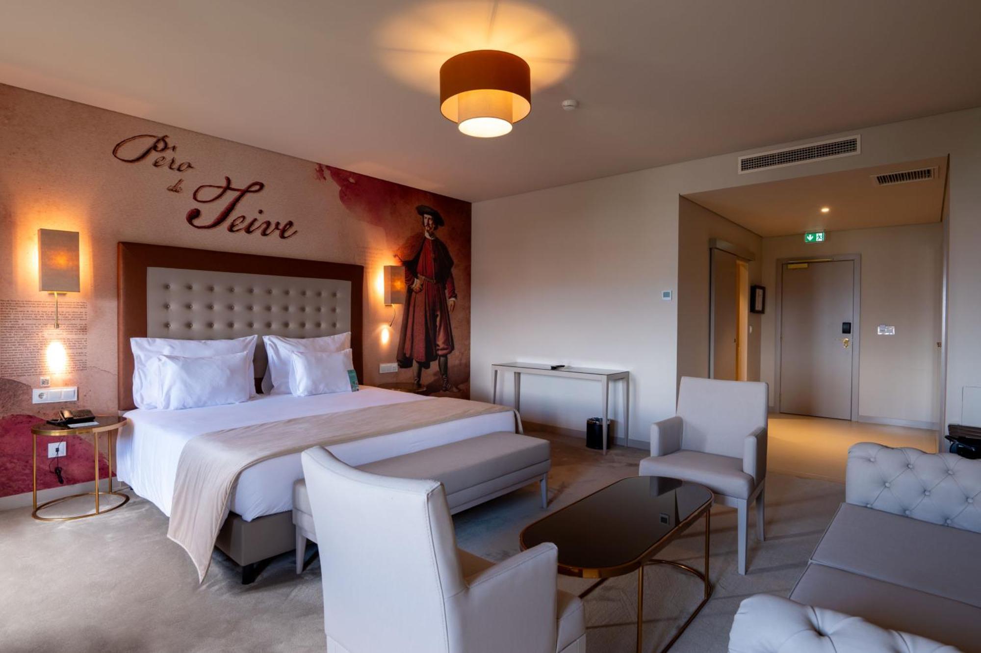 Deluxe Room,1534843846:JPEG