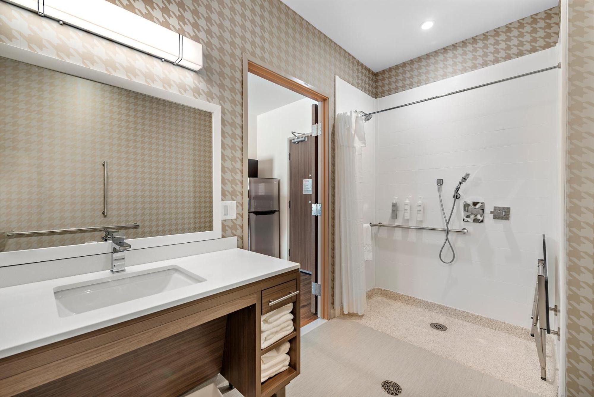 King Studio Suite Roll Shower Mobility Accessible,1537716709:JPEG