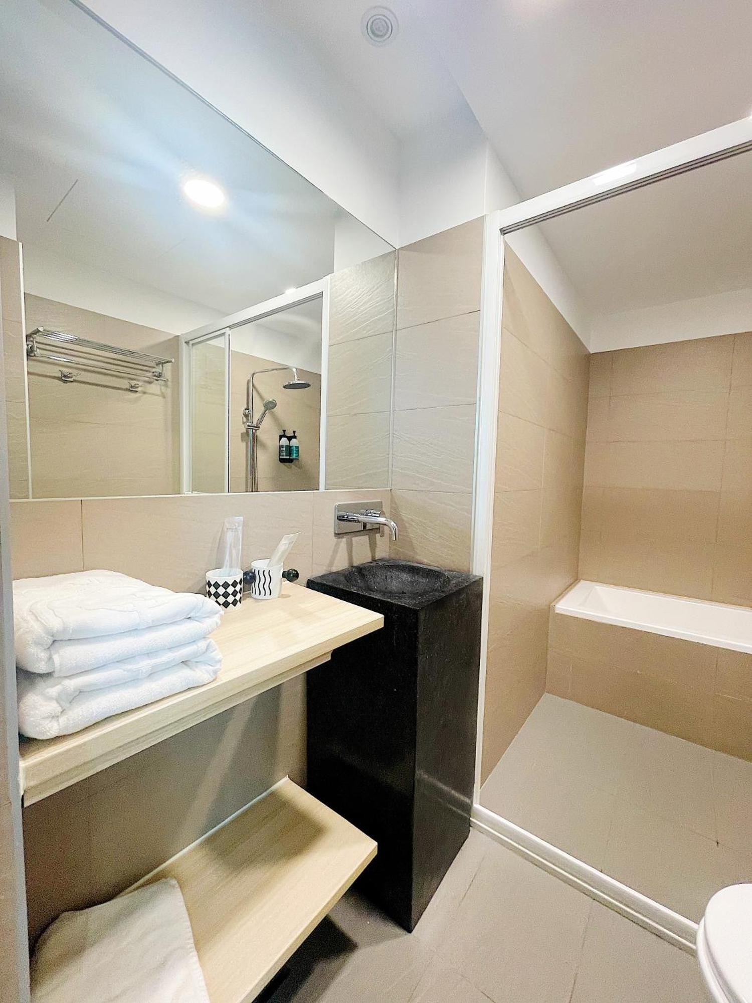 Deluxe Double Room Bath 101 VIEW