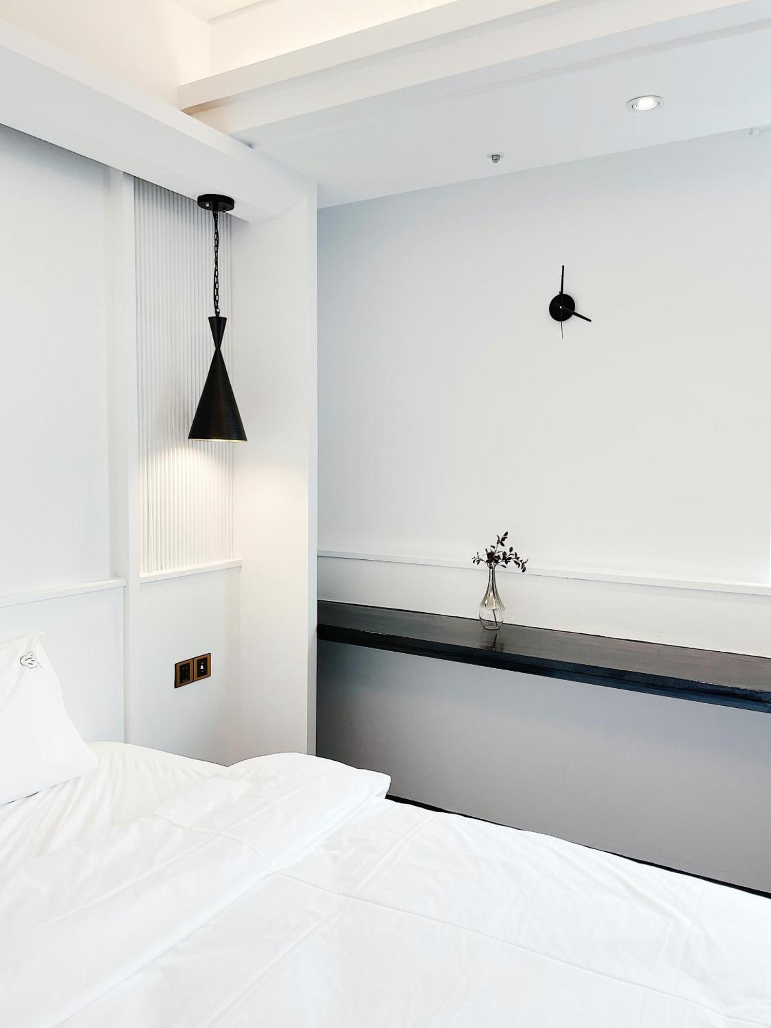 Deluxe Double Room Bath 101 VIEW