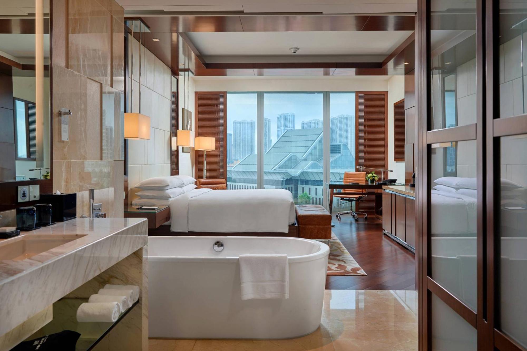 Executive King Room Executive lounge access 1 King Lake View