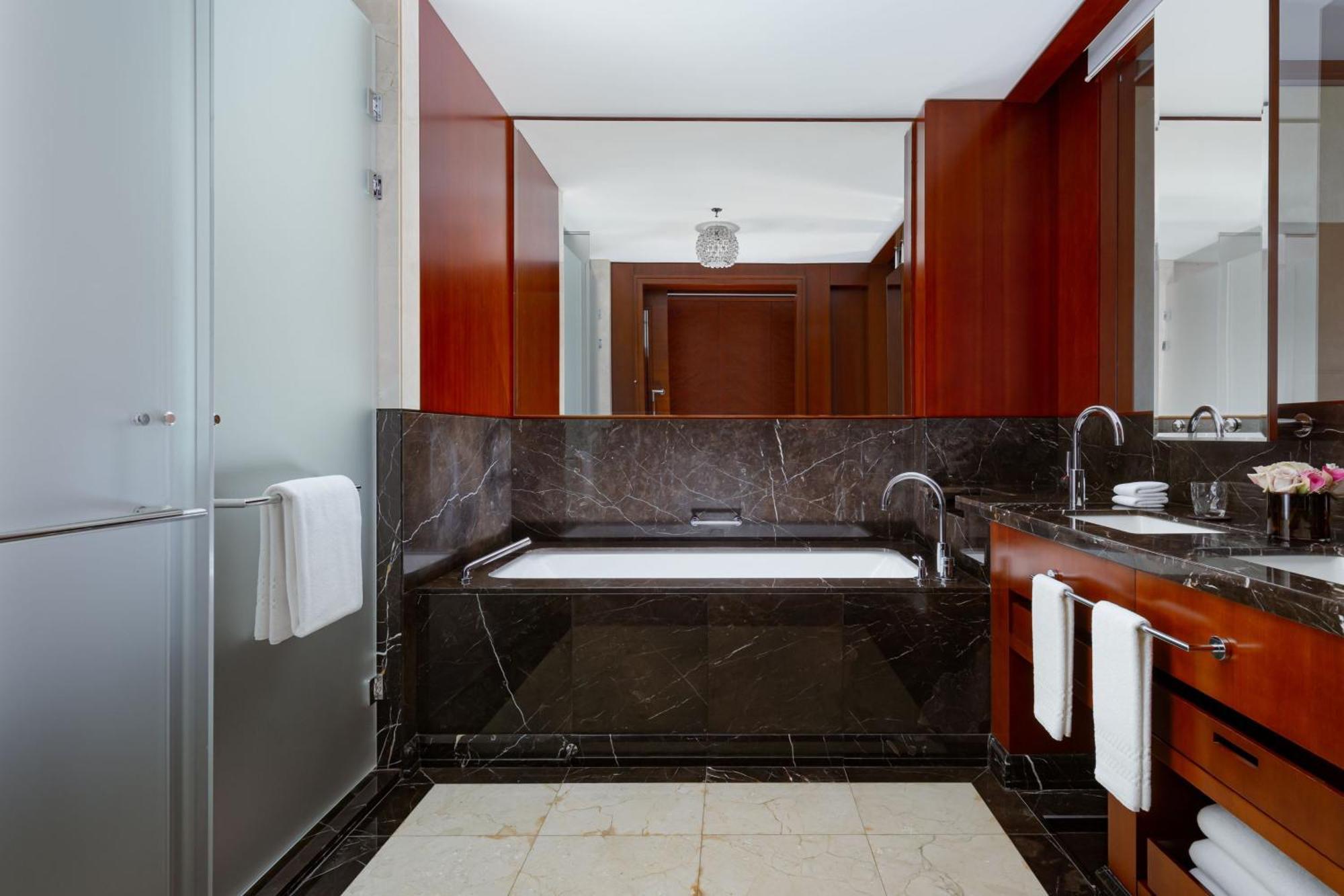 Deluxe Room Guest Room One King City View