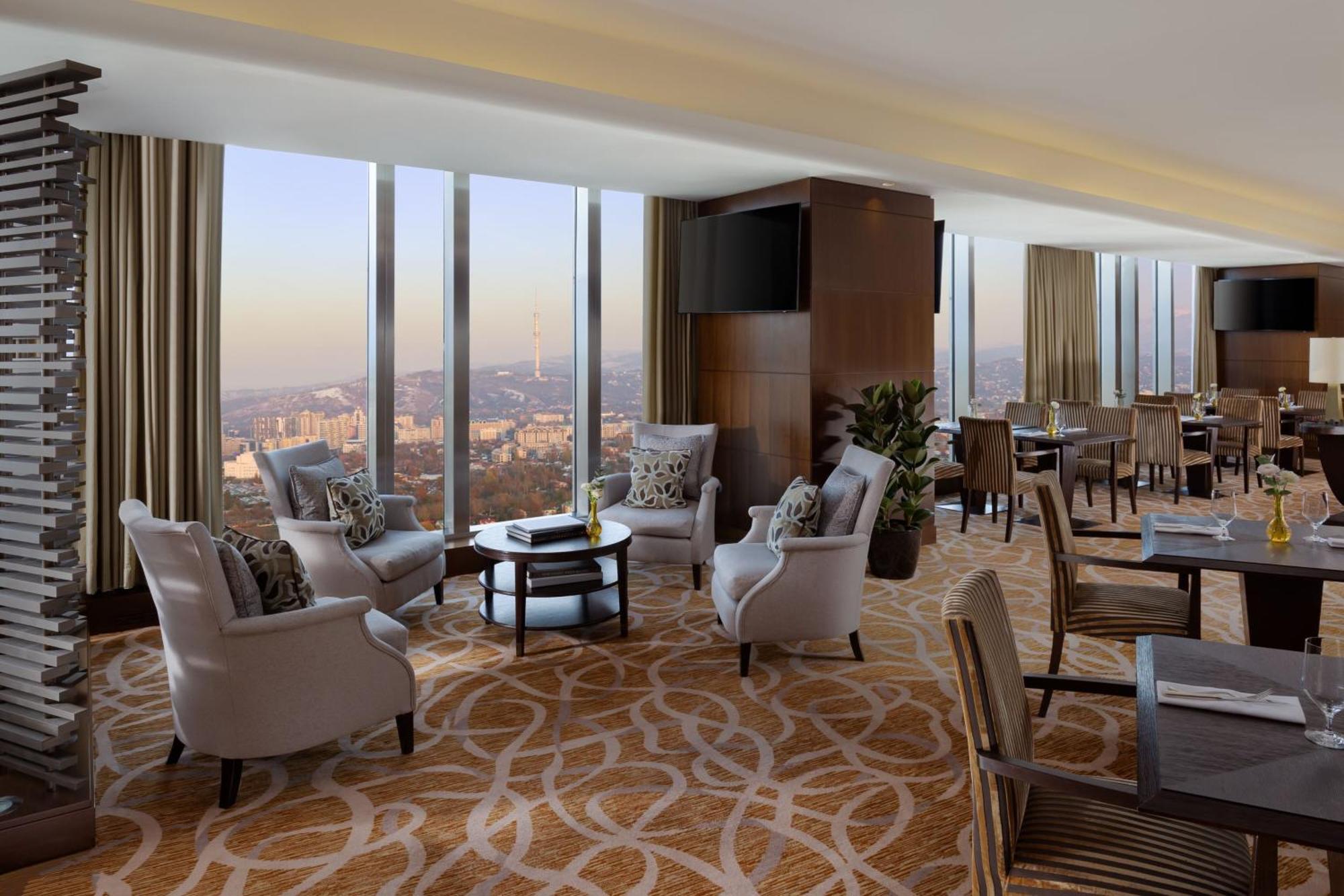 Club Level Guest room One King Mountain View