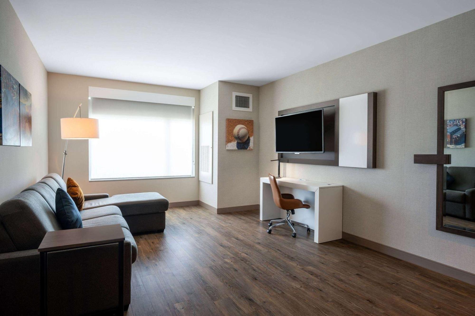 One-Bedroom King Suite - Non-Smoking