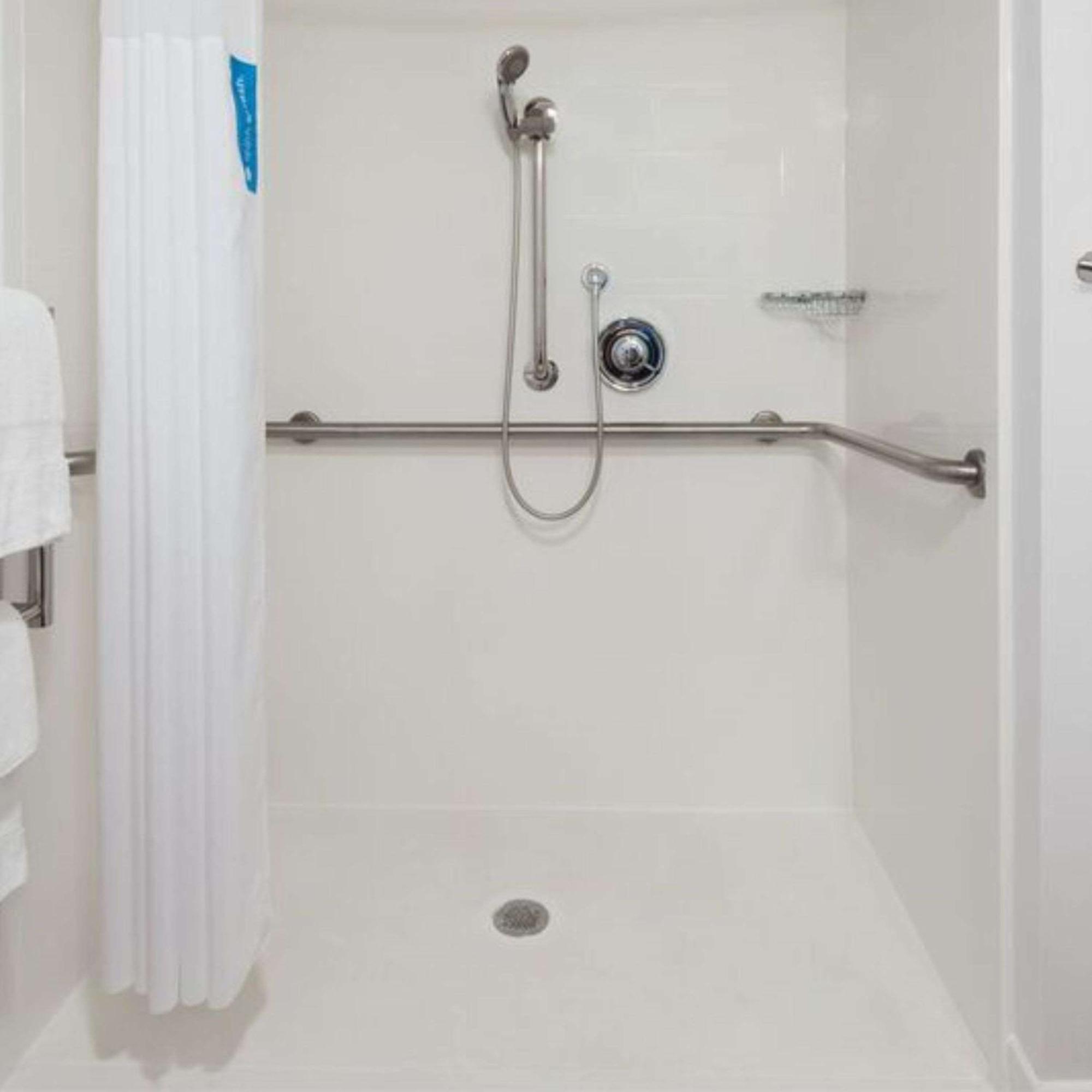 Chambre Lit King-Size avec Douche Accessible en Fauteuil Roulant - Adaptée aux Personnes à Mobilité Réduite/Non-Fumeurs