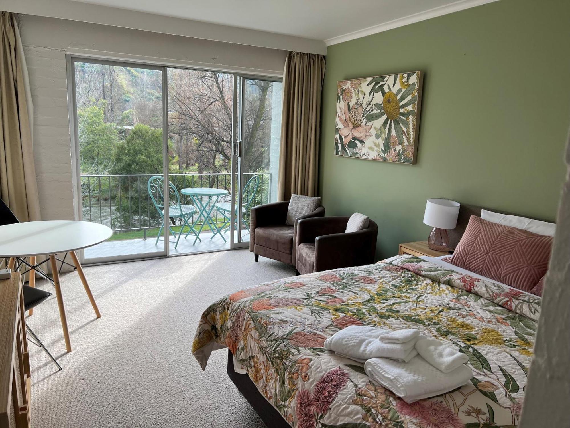 Queen Room Garden View