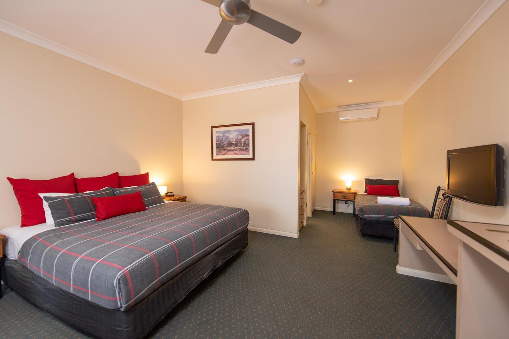 Executive Room One King Bed One Single Bed,1588060728:JPEG